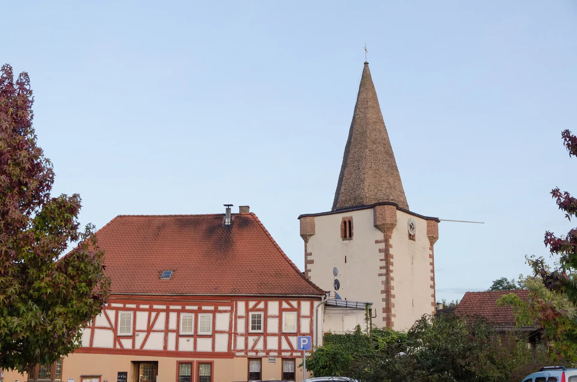 Ortskern von Schöllkrippen mit Kirchturm und Fachwerkhäusern