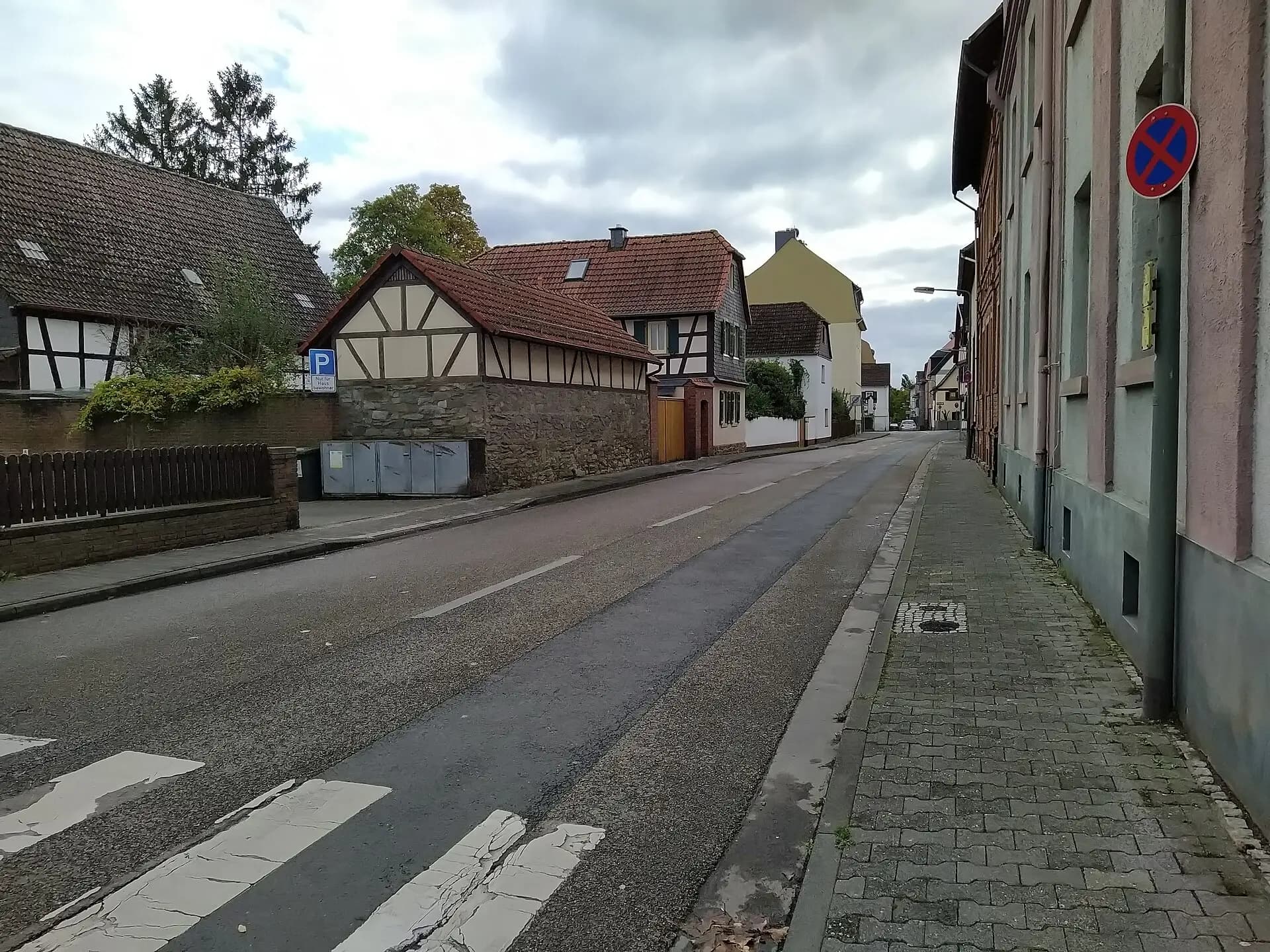 Straßenzug im alten Ortskern von Frankfurt-Unterliederbach