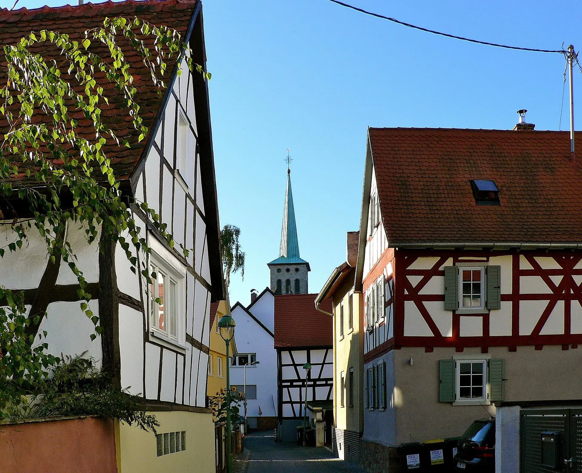 Gasse im Ortskern mit Turm der Marienkirche in Frankfurt Seckbach