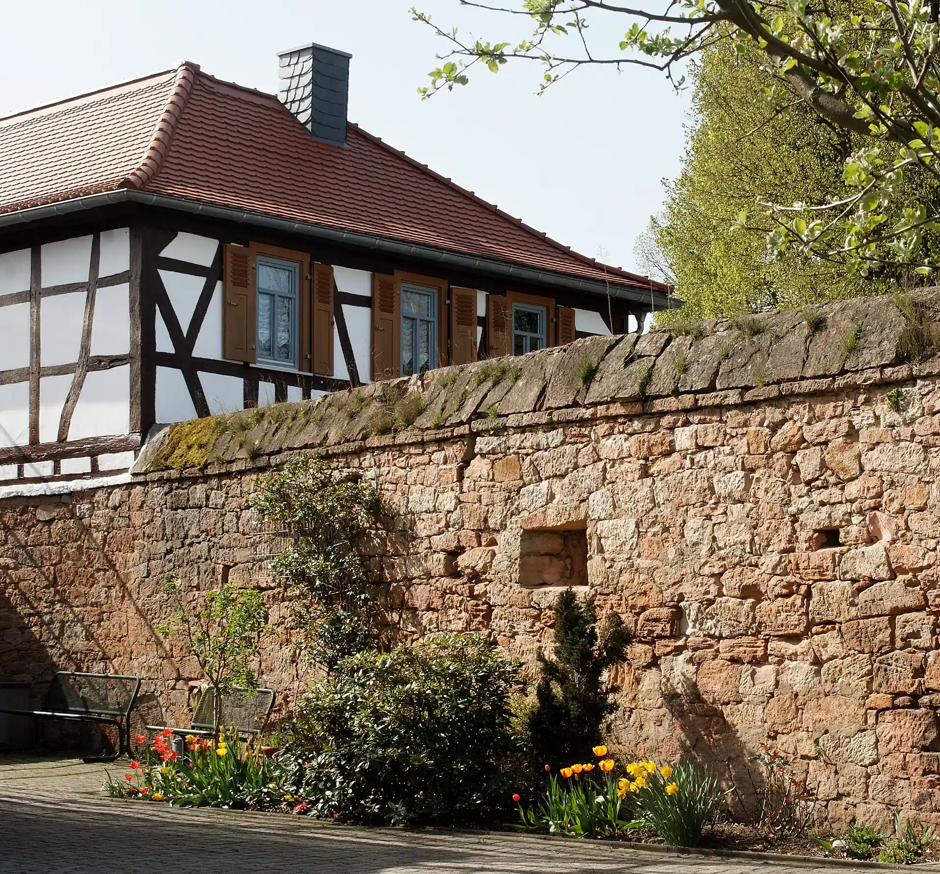 Fachwerkhaus hinter der Ortsmauer in Schaafheim