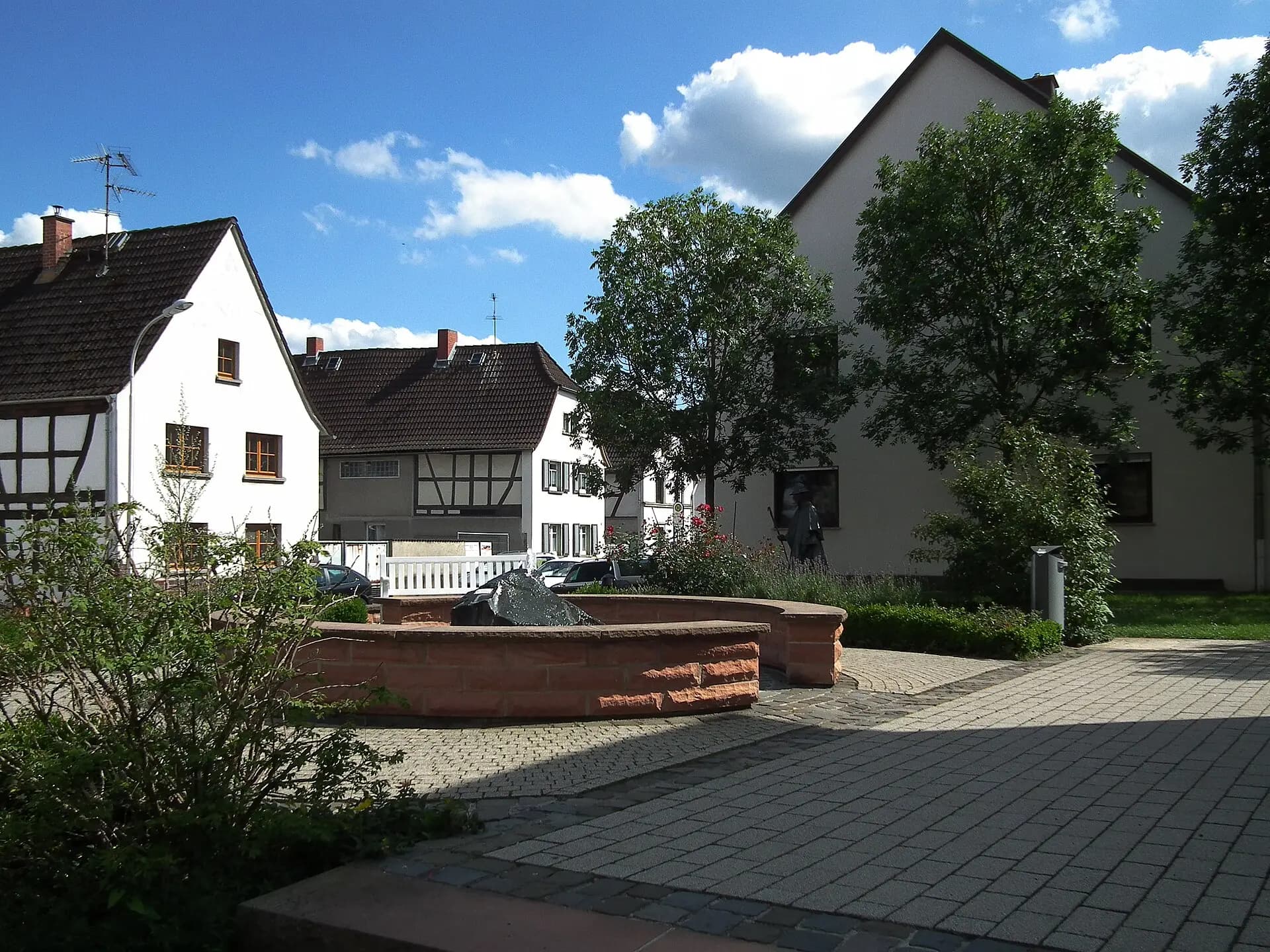 Häuser und Brunnen in der Ortsmitte von Rodgau-Dudenhofen