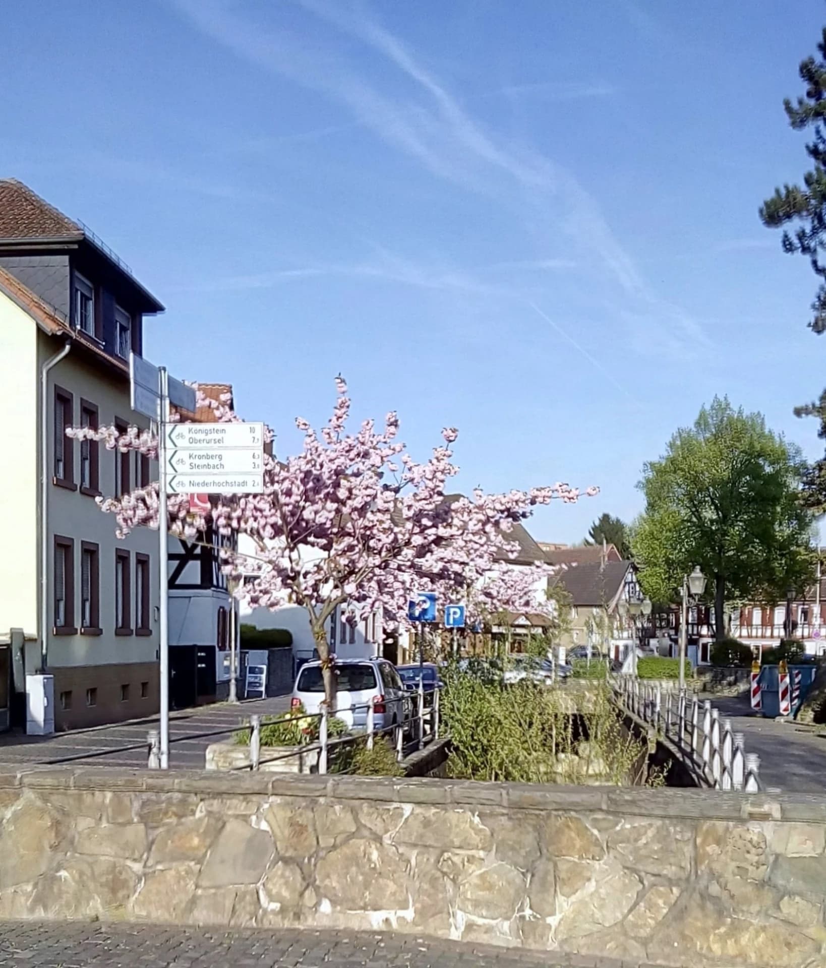 Ortsmitte von Eschborn im Frühling
