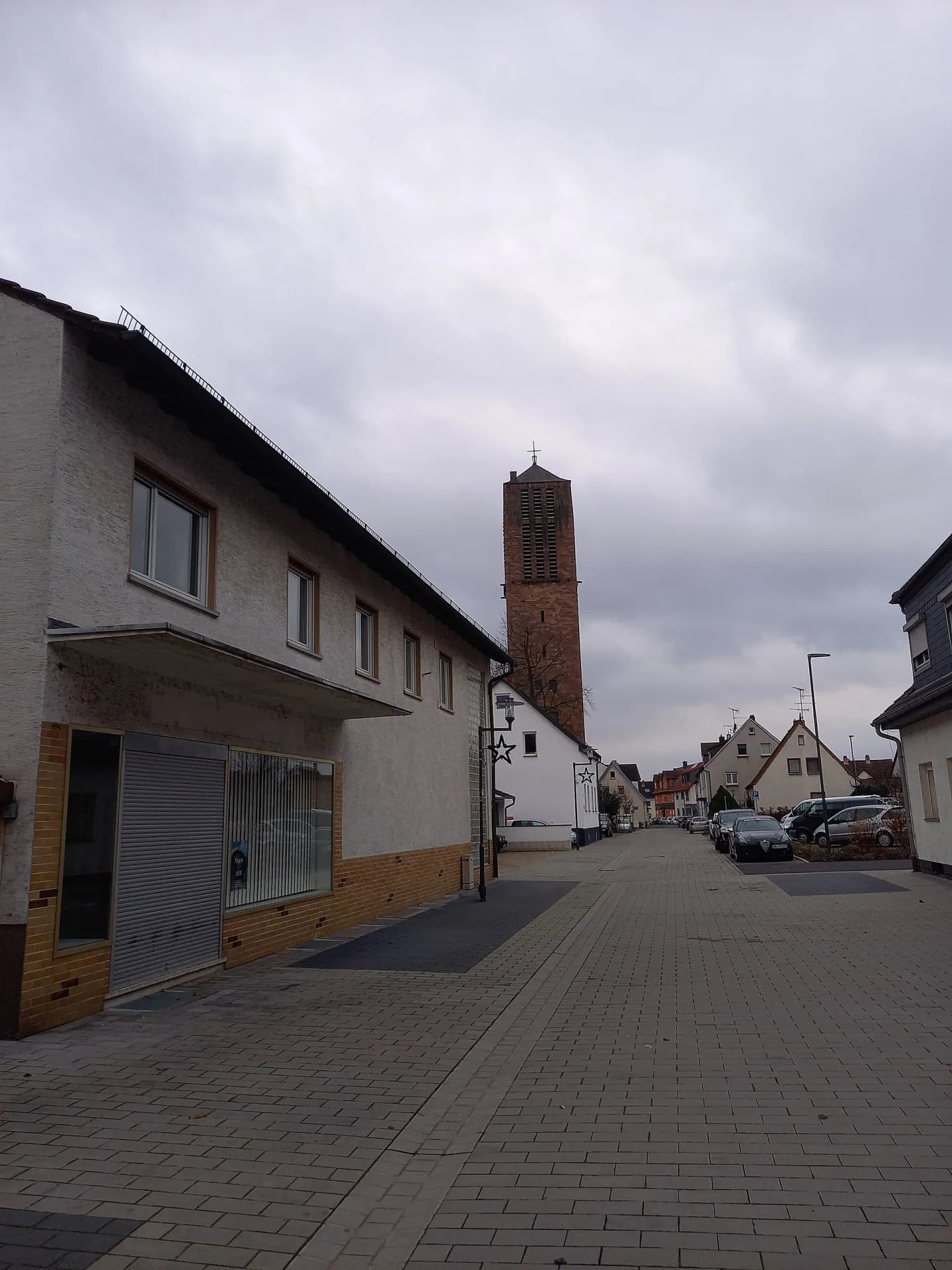 Ortsmitte mit Blick zum Kirchturm von St. Leonhard in Stockstadt am Main