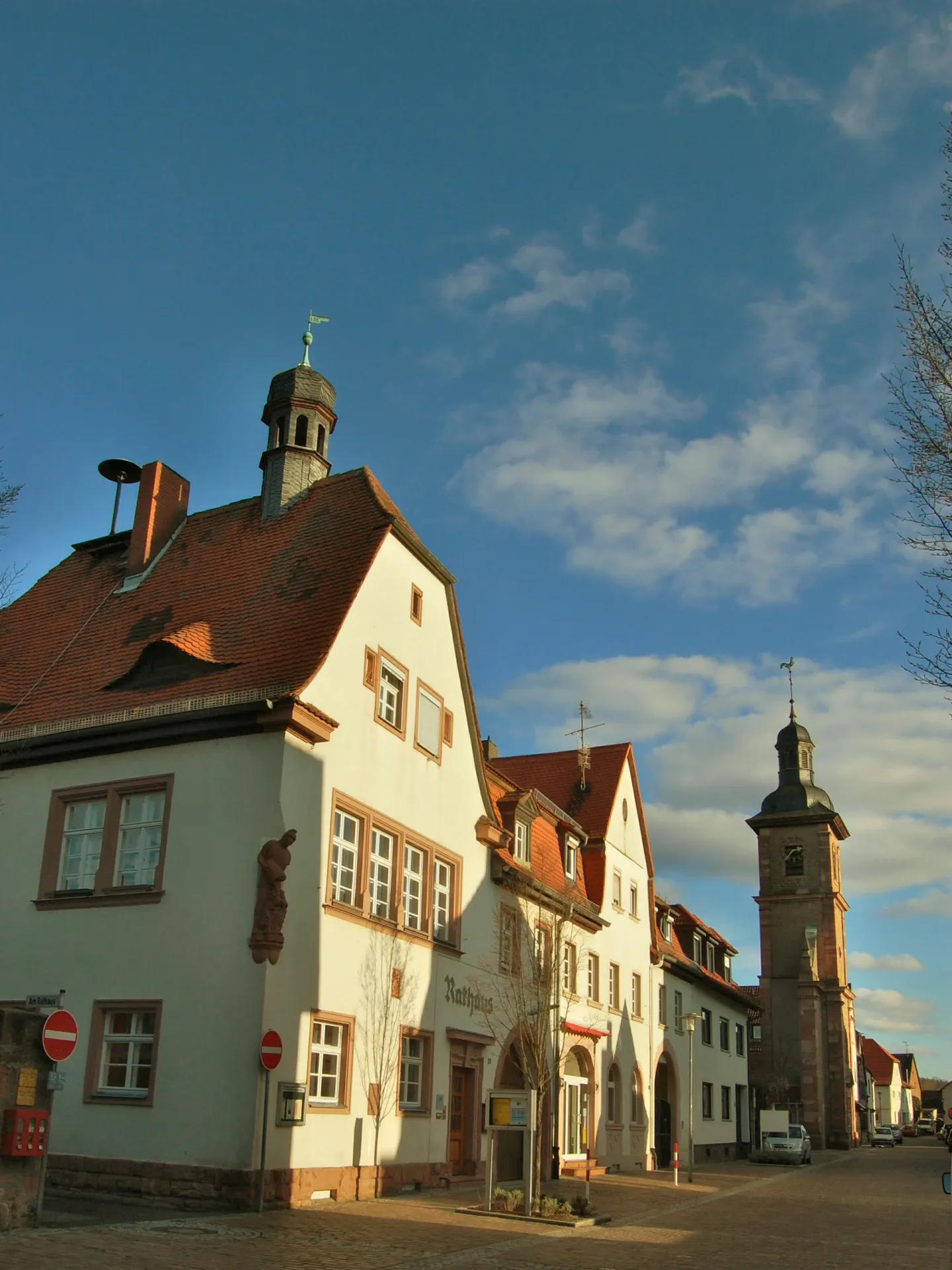 Ortsmitte von Aschaffenburg-Obernau mit Rathaus und Kirchturm