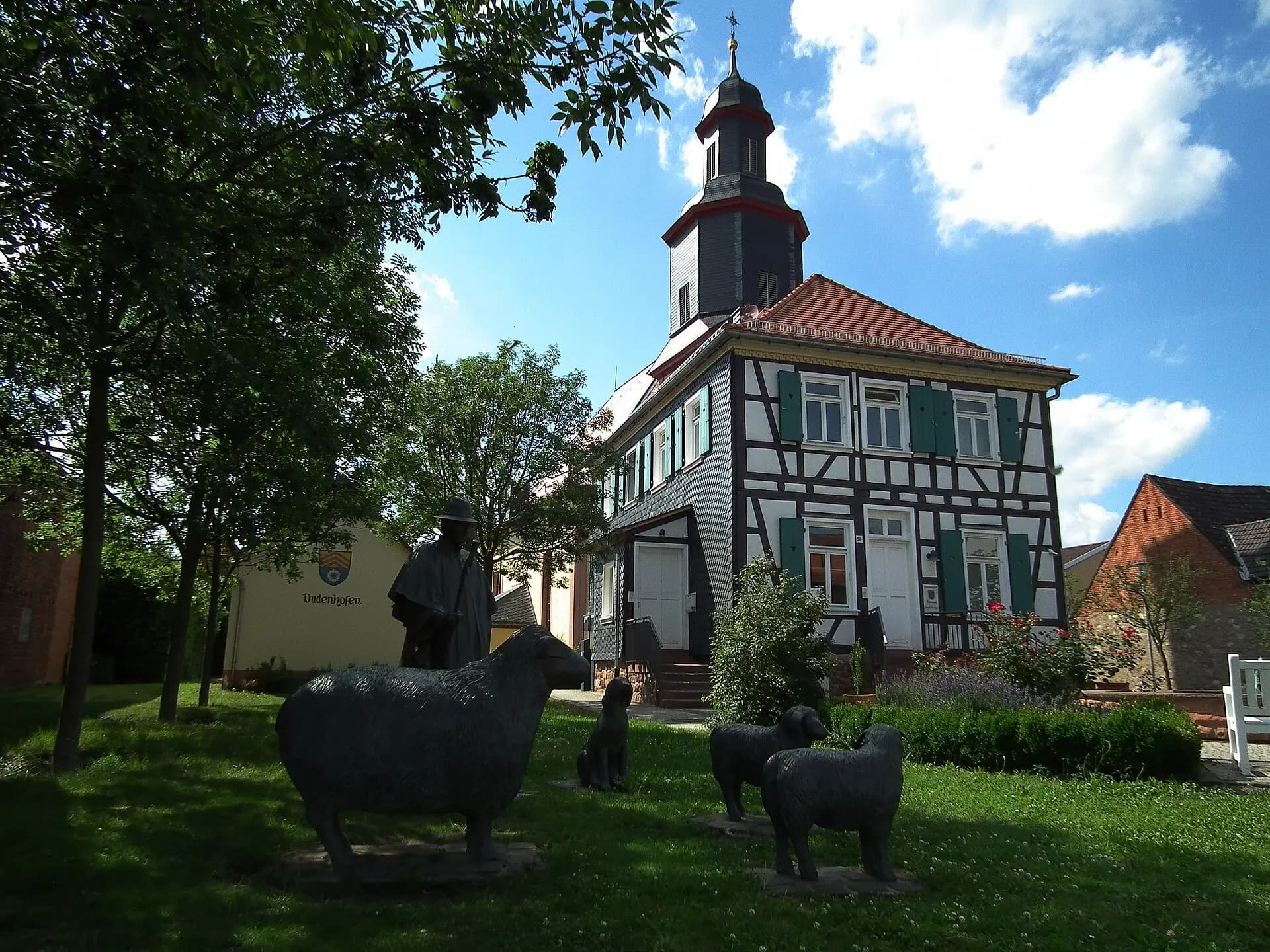 Ortsmittelpunkt von Rodgau-Dudenhofen mit Schäferskulptur