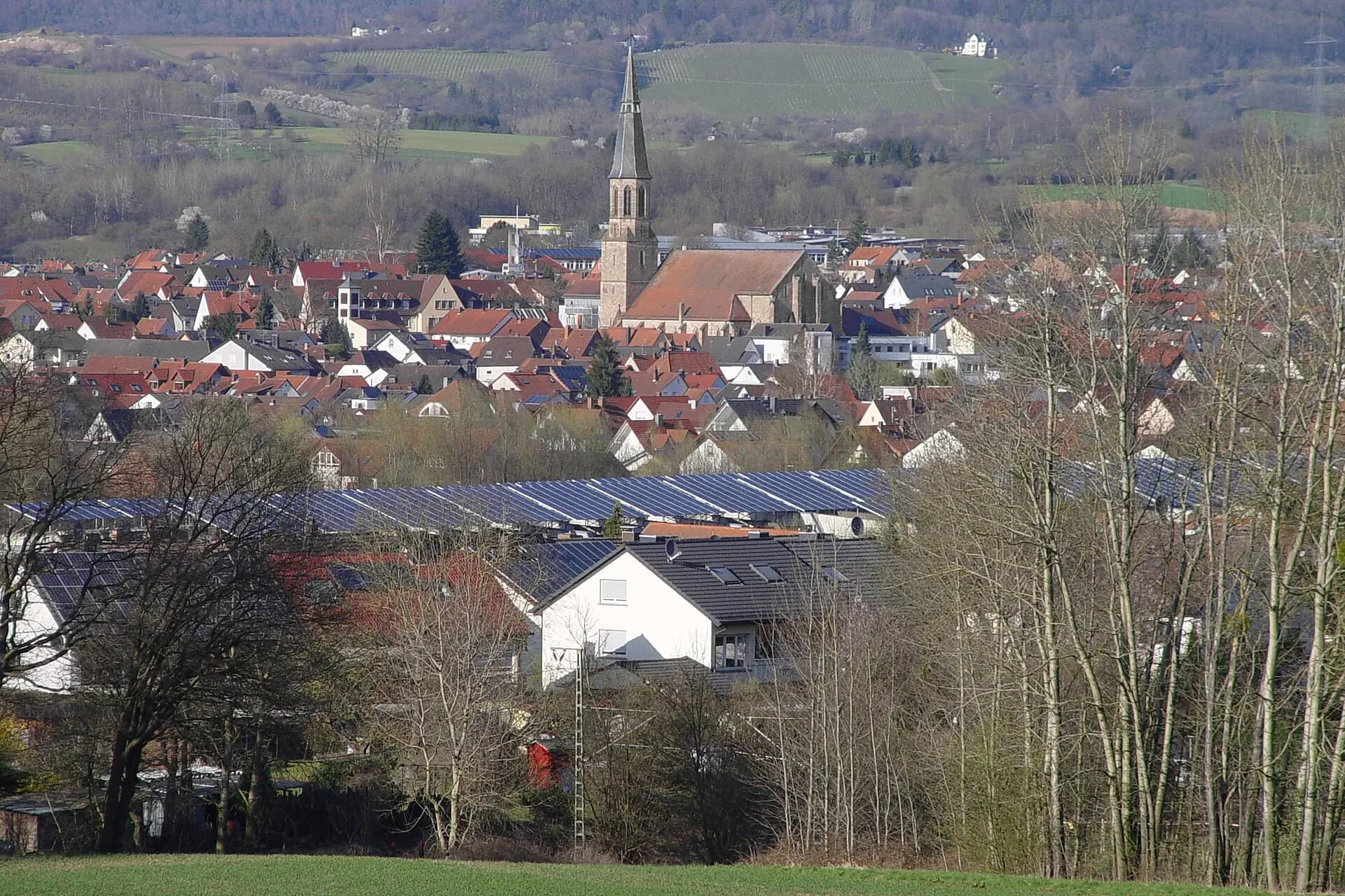 Blick über Hösbach mit dem Turm der Pfarrkirche St. Michael