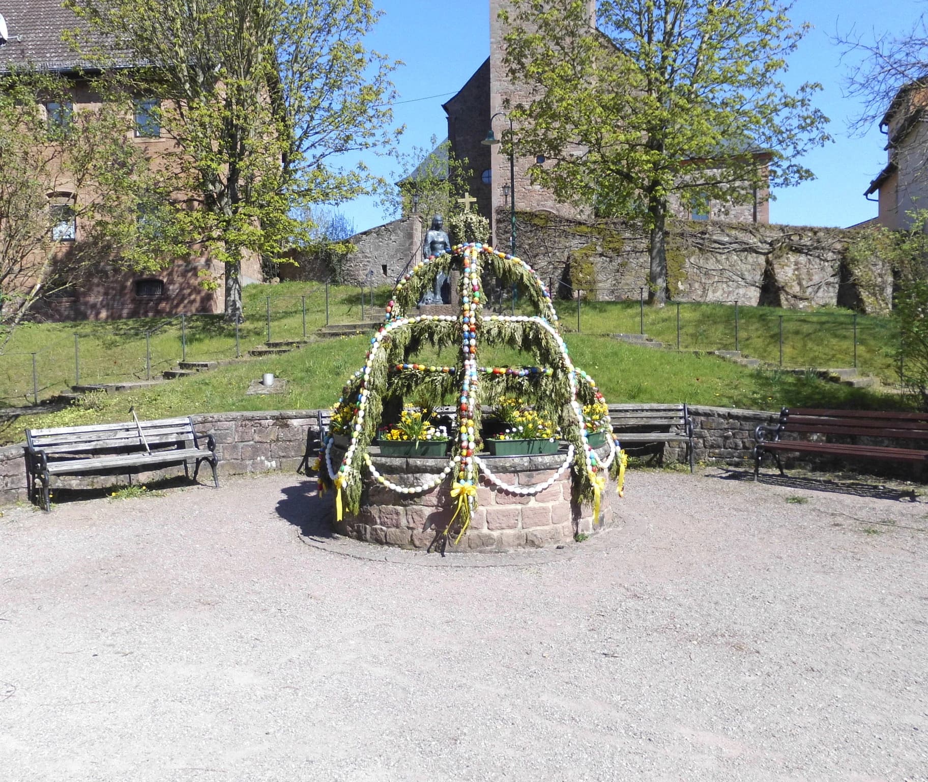 Osterbrunnen im Pfarrgarten von Geiselbach