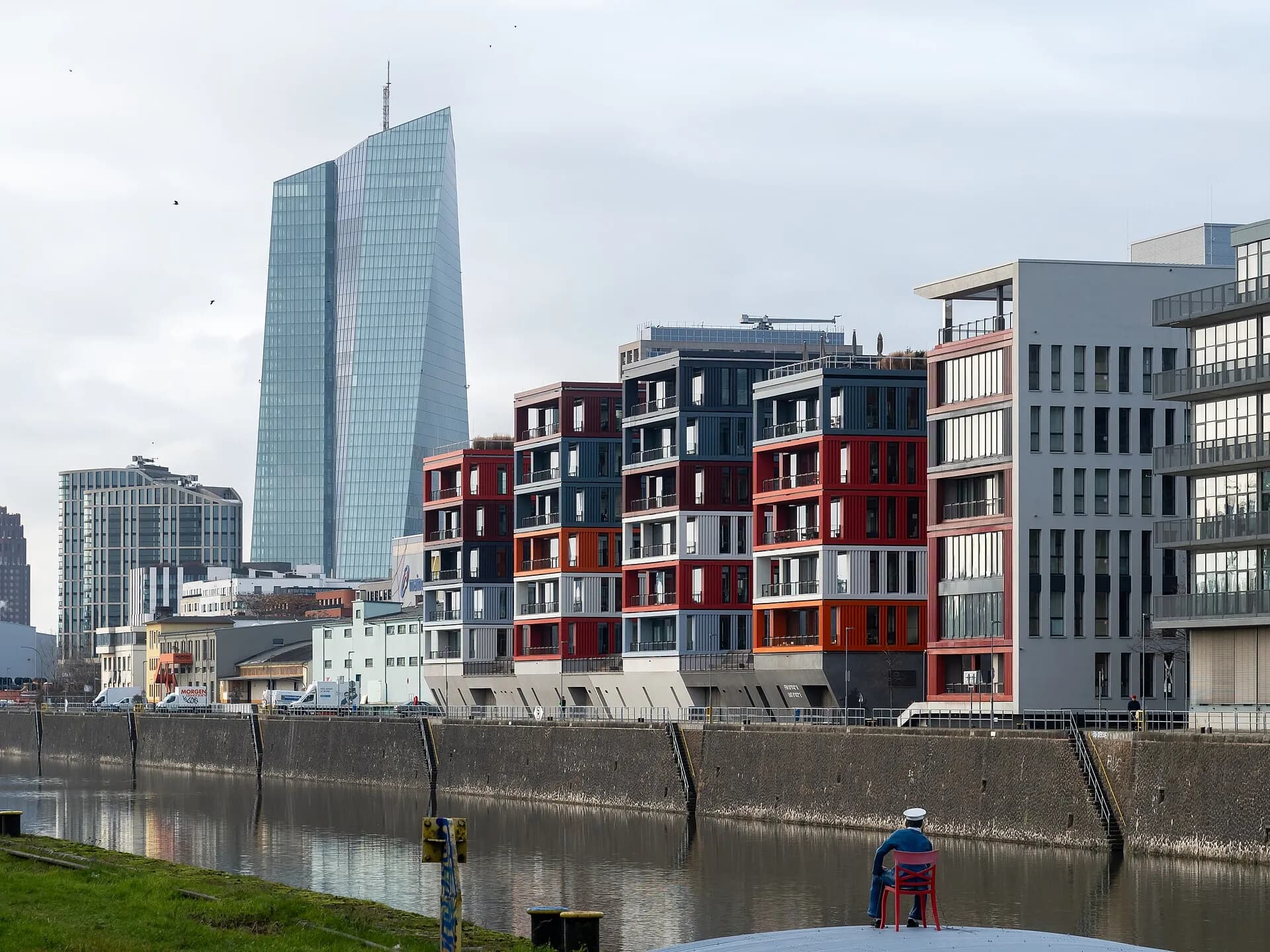 Hafenbecken im Osthafen mit Blick auf die Europäische Zentralbank im Frankfurter Ostend
