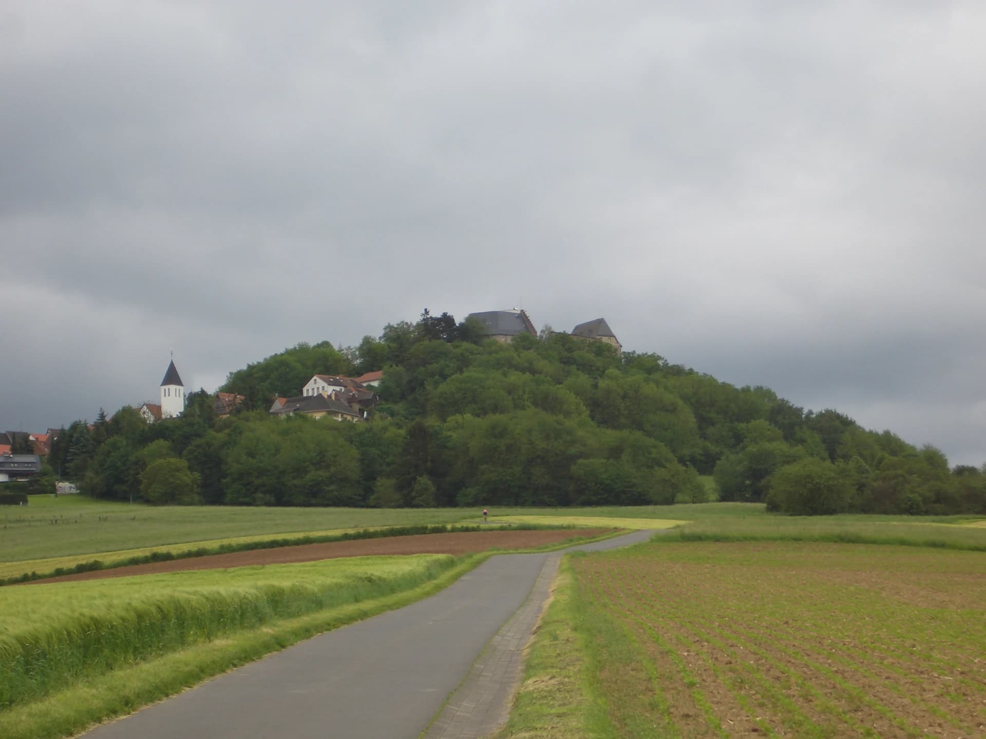 Der Otzberg mit der Veste über dem Ortsteil Hering