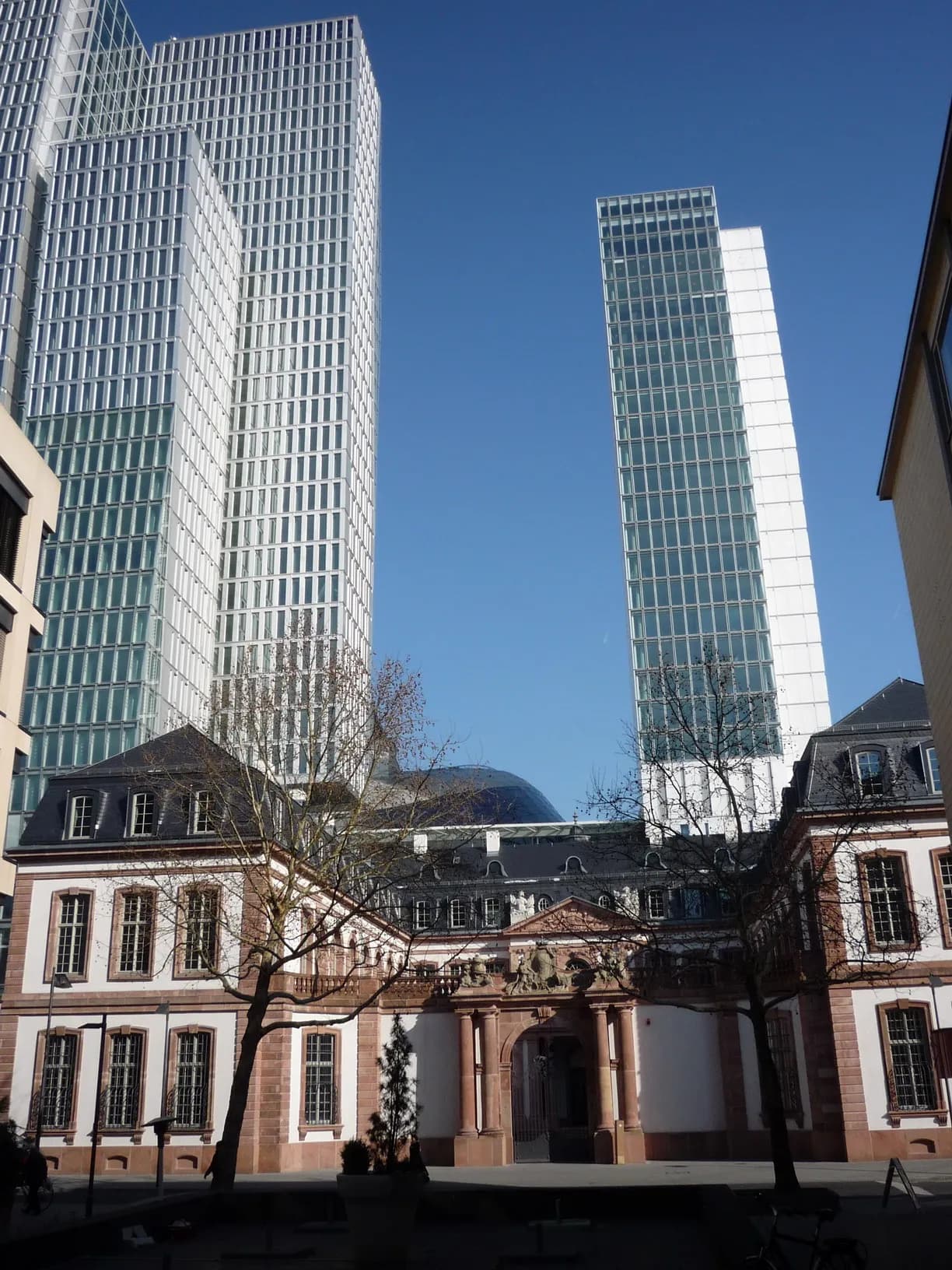 Palais Thurn und Taxis vor den Türmen des PalaisQuartiers