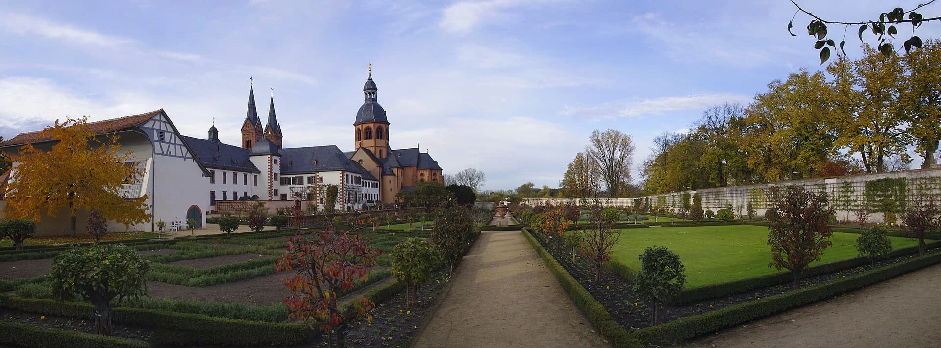 Panorama des Klostergartens mit Benediktinerkloster und Einhardbasilika in Seligenstadt