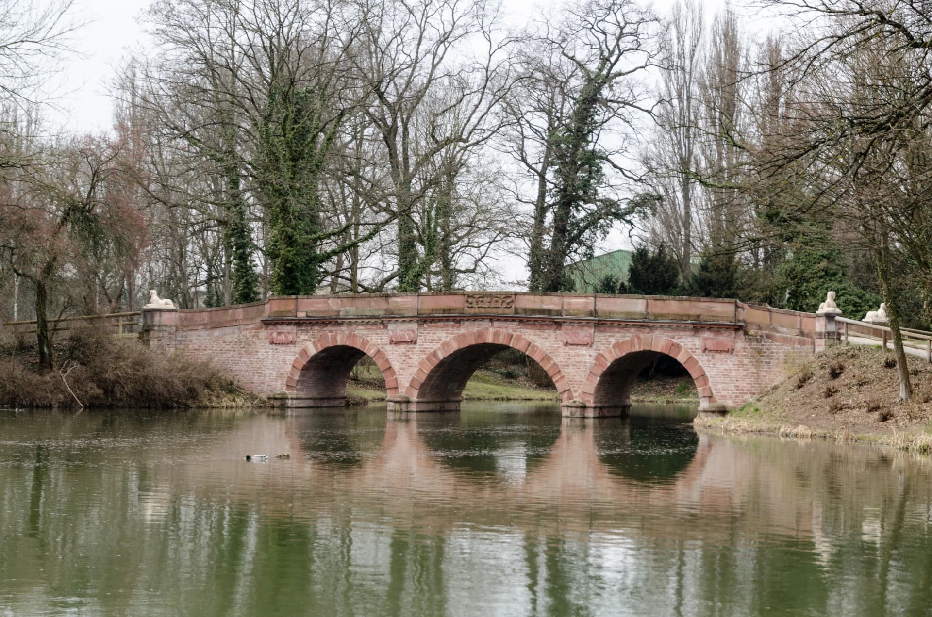 Rote Brücke im Park Schönbusch in Aschaffenburg-Nilkheim