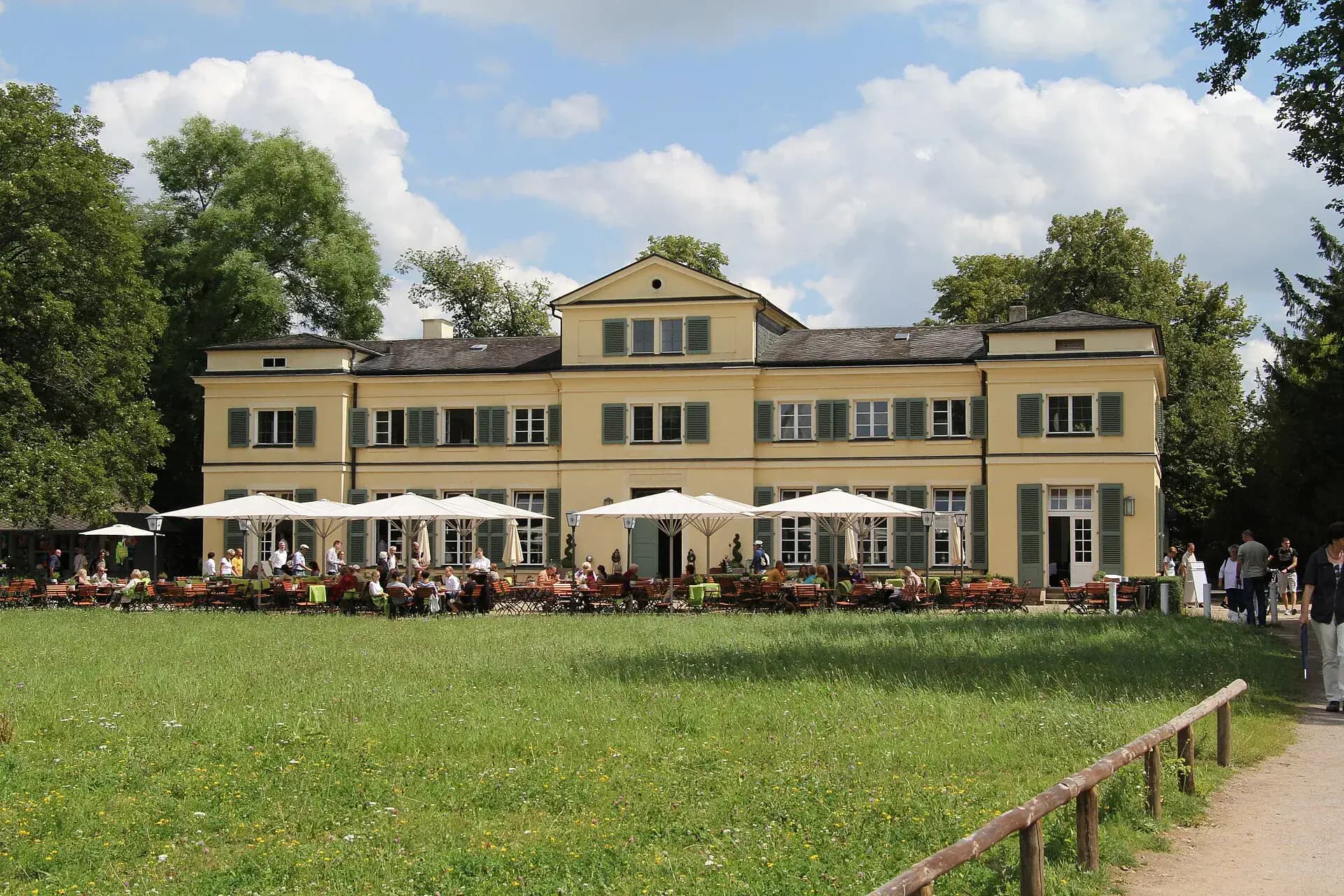 Wirtschaftsgebäude mit Biergarten im Park Schönbusch in Aschaffenburg