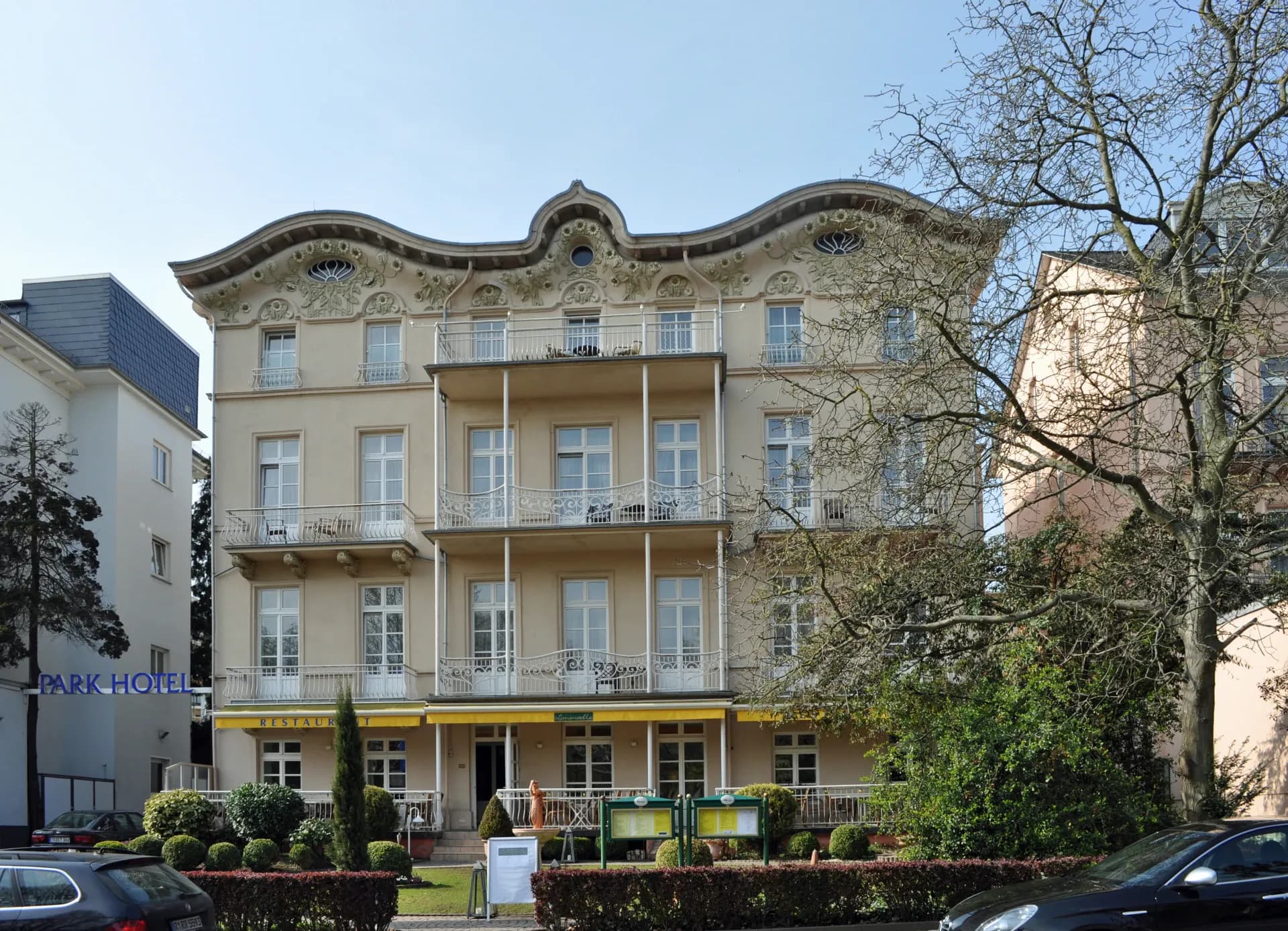 Hotelvilla mit Jugendstilgiebel an der Kaiser-Friedrich-Promenade in Bad Homburg