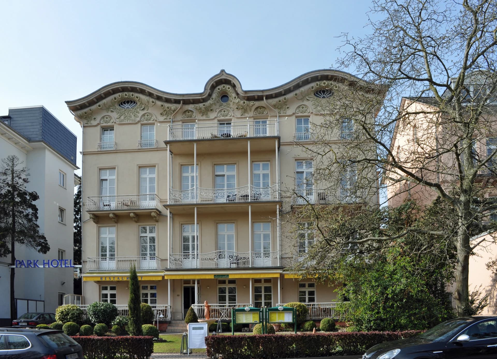 Hotelvilla mit Jugendstilgiebel an der Kaiser-Friedrich-Promenade in Bad Homburg