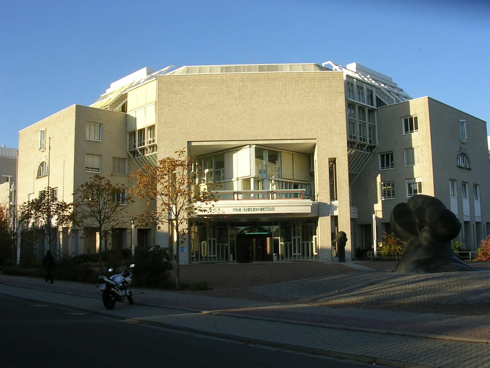 Eingang des Paul-Ehrlich-Instituts in Langen