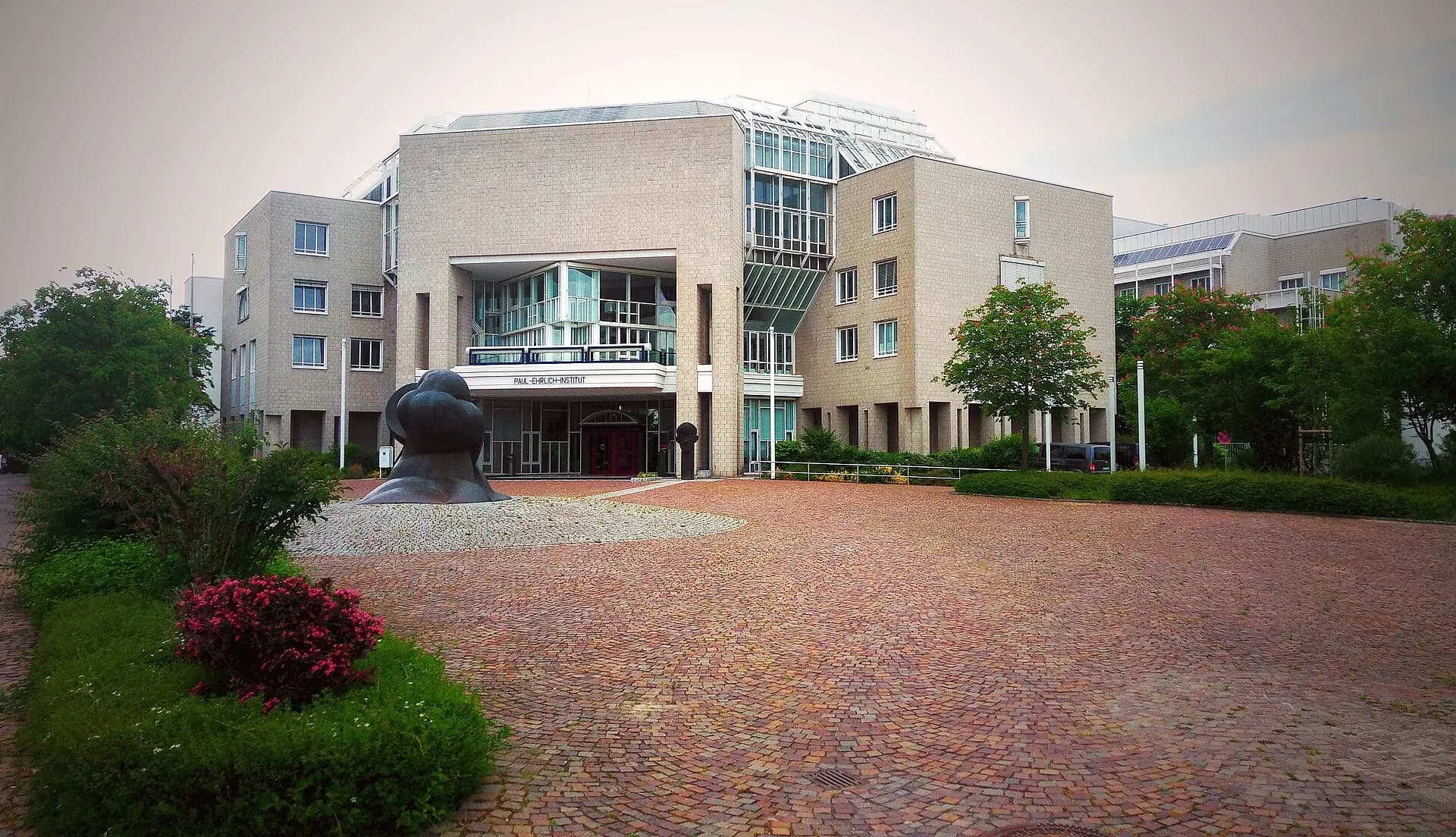 Paul-Ehrlich-Institut in Langen mit Grünanlage