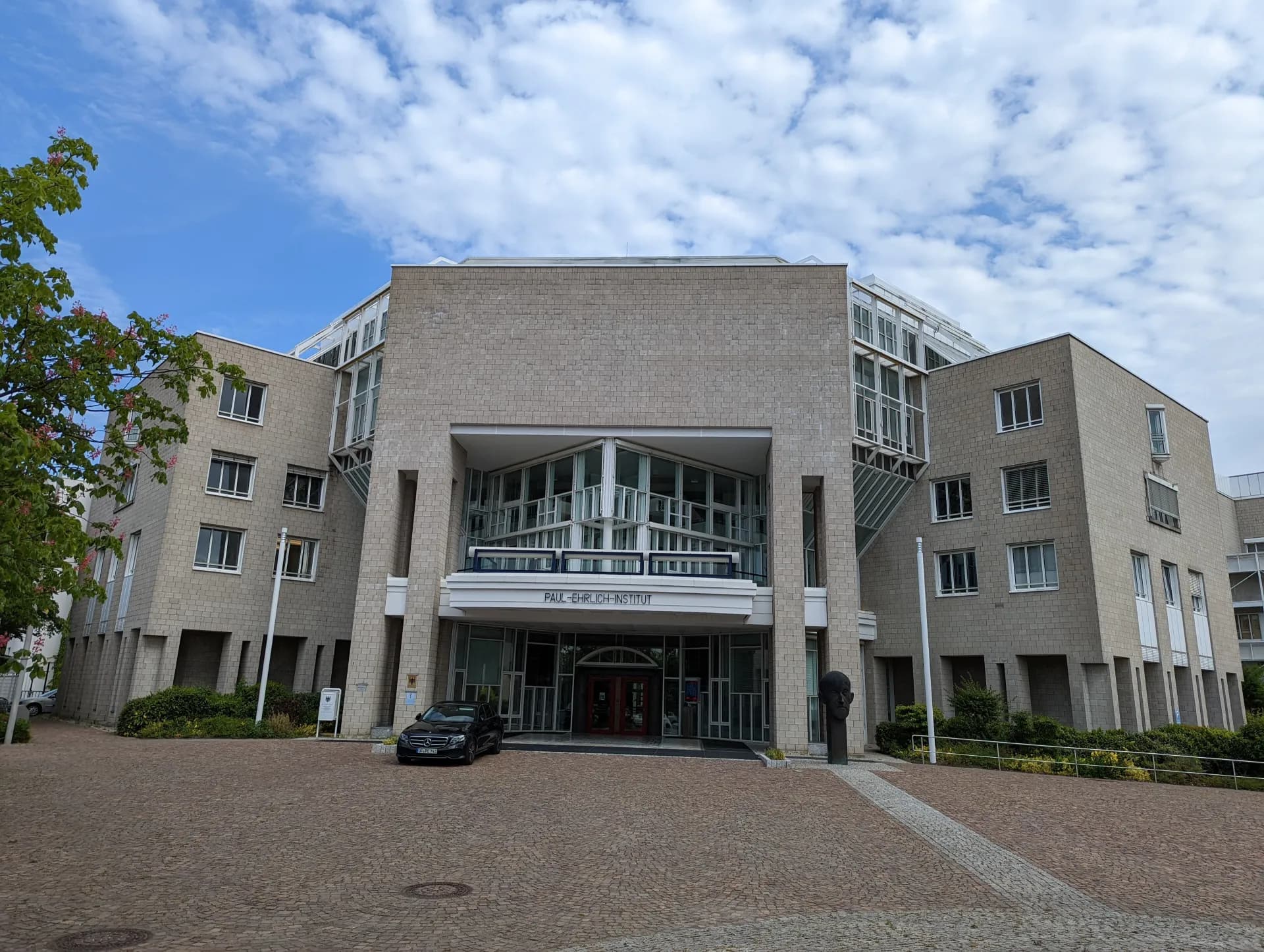 Paul-Ehrlich-Institut in Langen mit Vorplatz