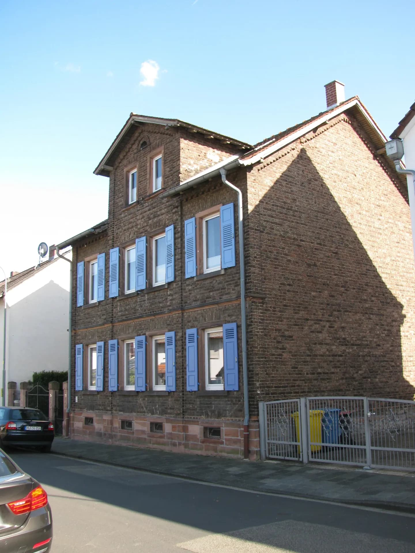 Backsteinhaus mit blauen Fensterläden in der Paul-Gerhardt-Straße in Hanau-Großauheim