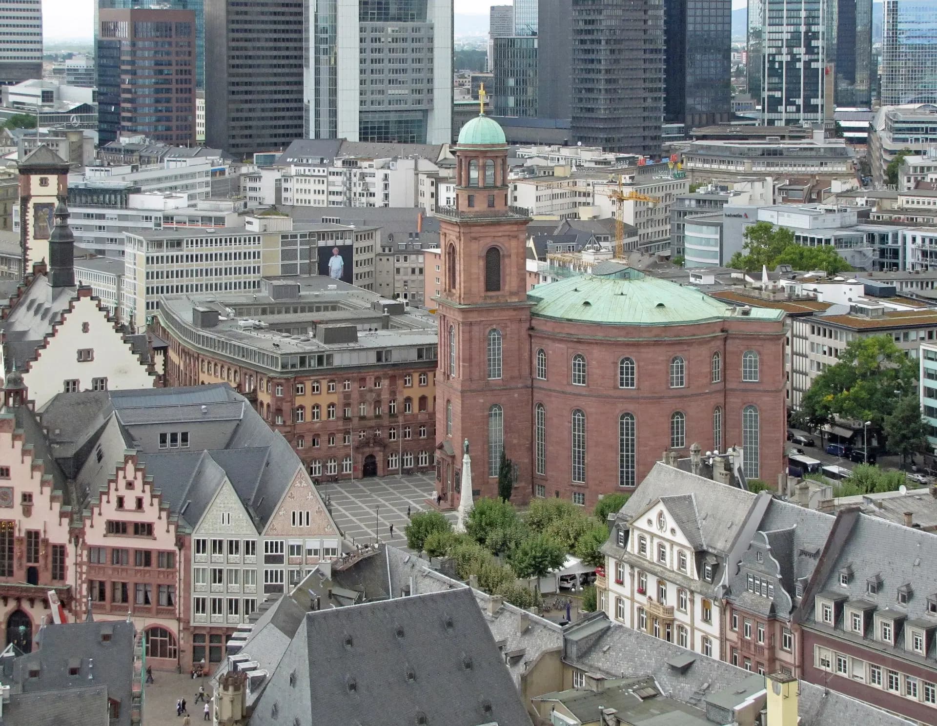 Paulskirche mit Skyline in der Frankfurter Altstadt