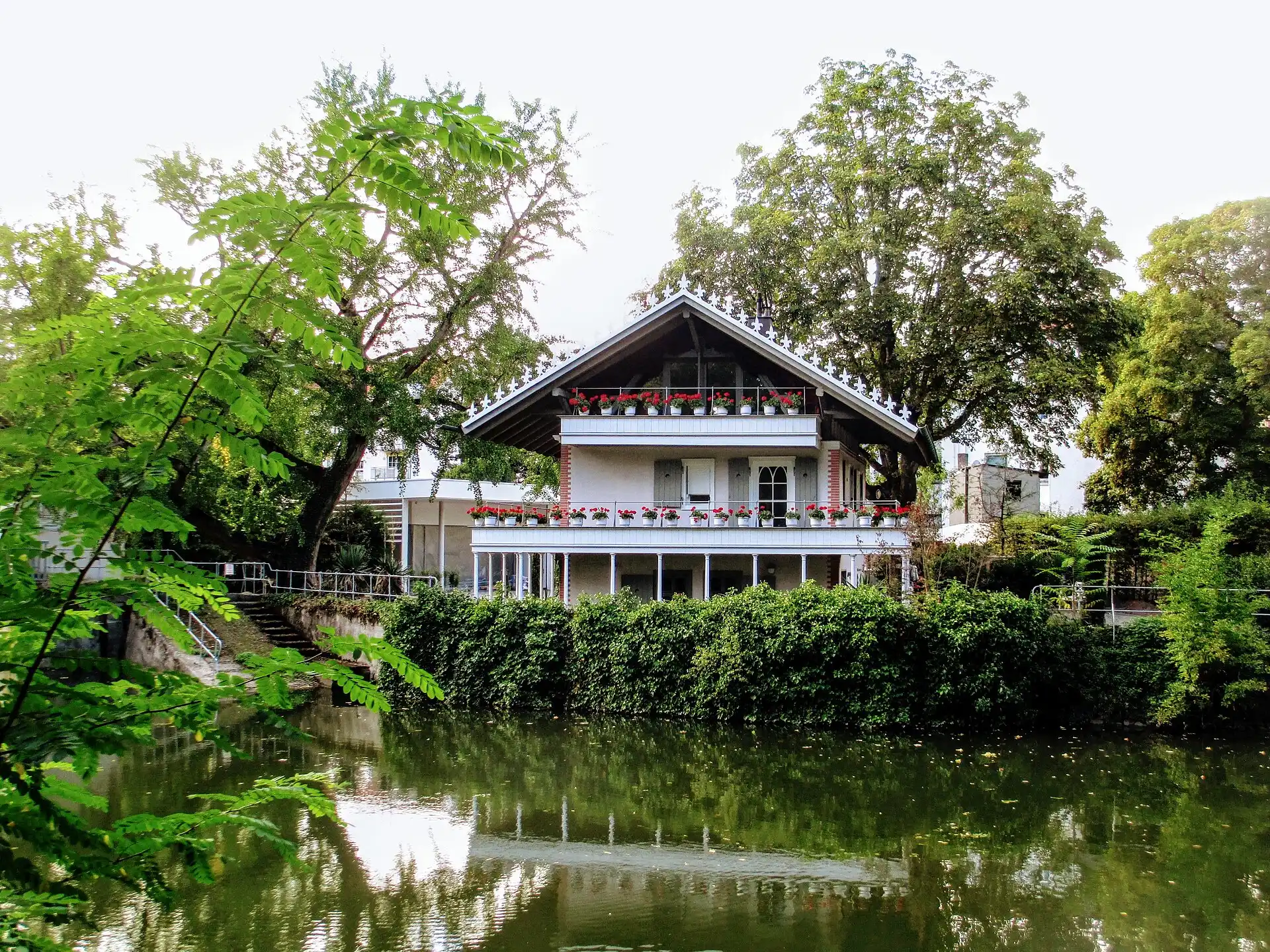Petrihaus am Ufer der Nidda in Frankfurt Rödelheim