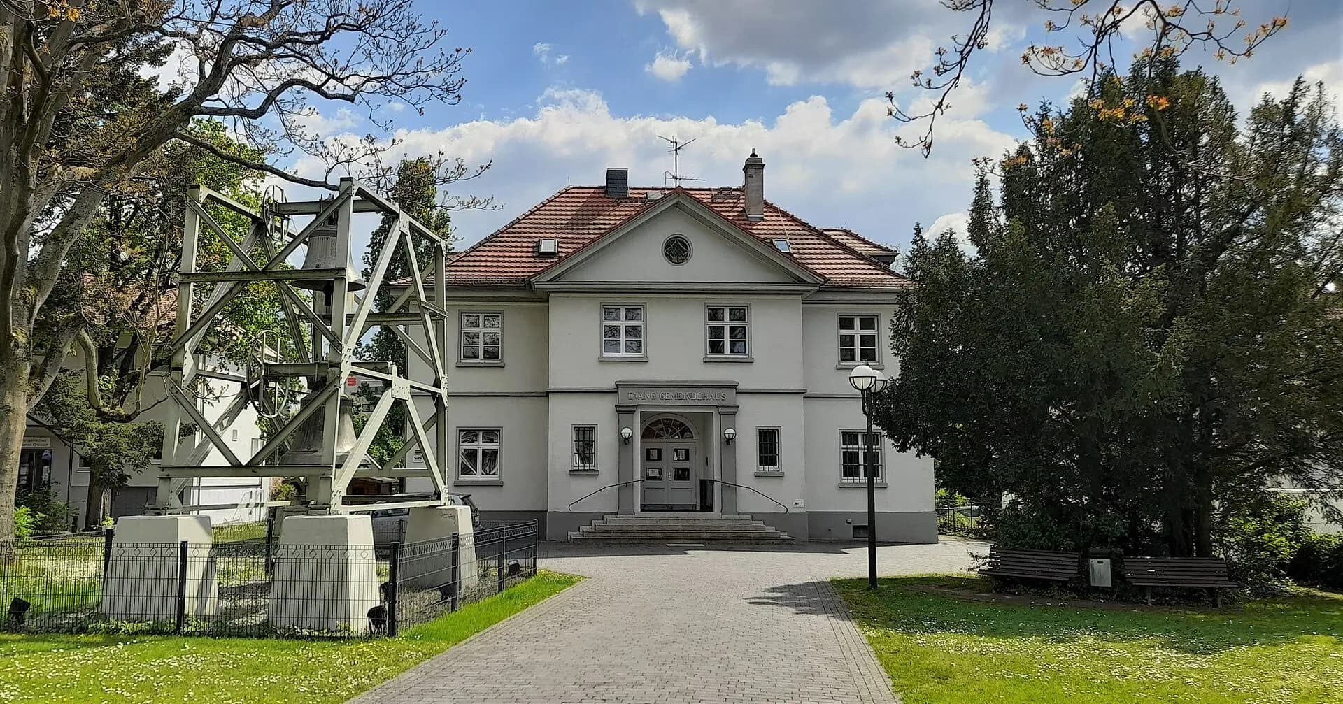 Petrusgemeindehaus in Langen mit Vorgarten