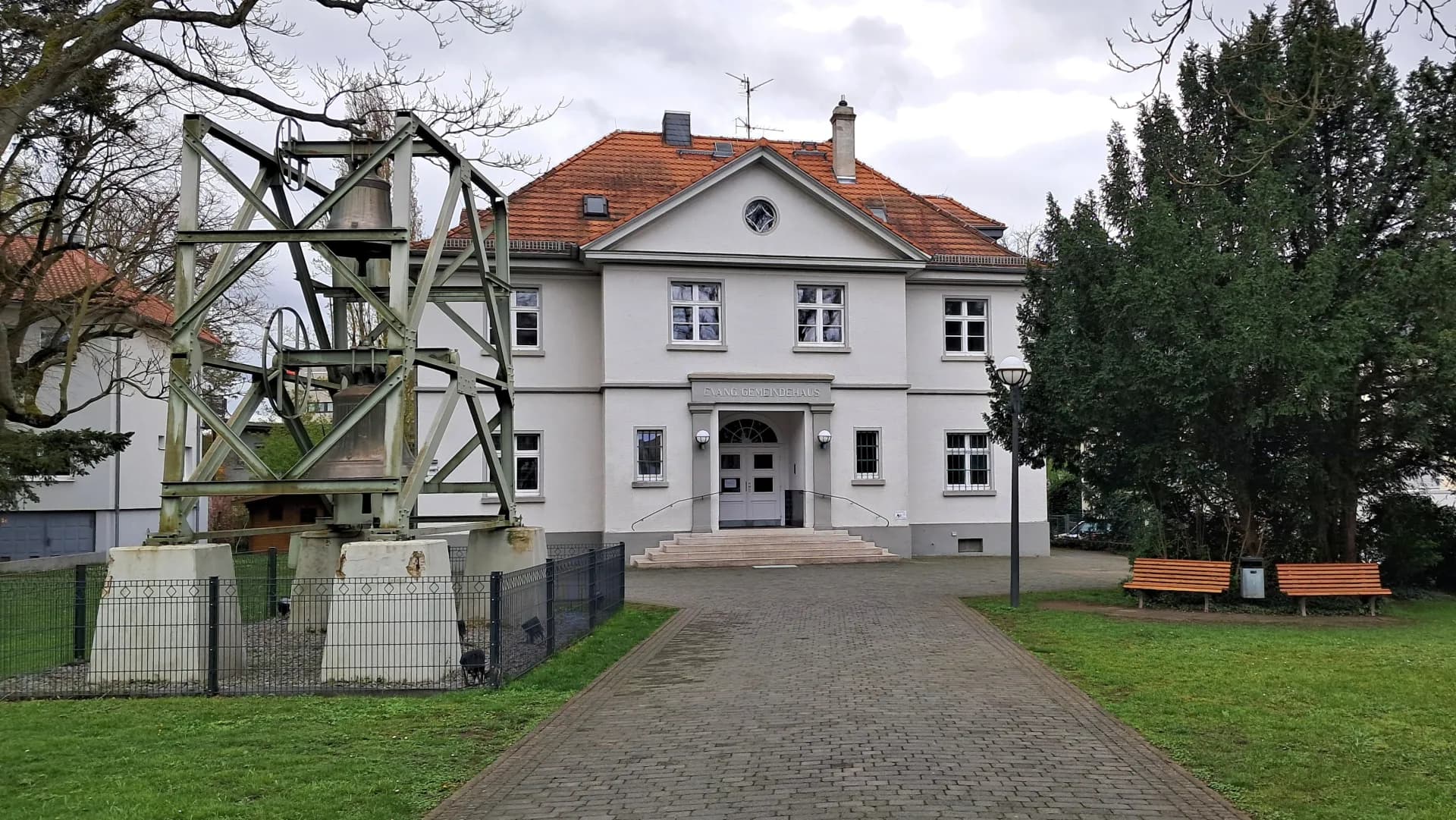 Petrusgemeindehaus in Langen mit Zuweg
