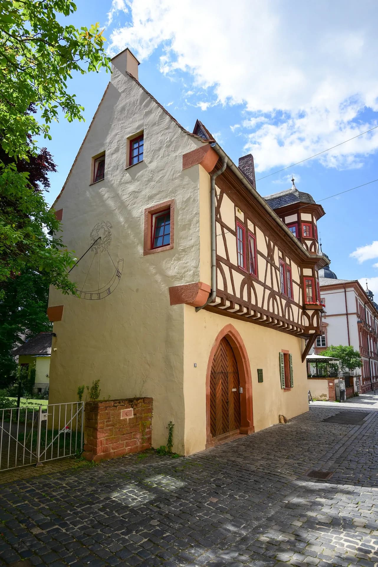 Weißes Giebelhaus in der Pfaffengasse in Aschaffenburg