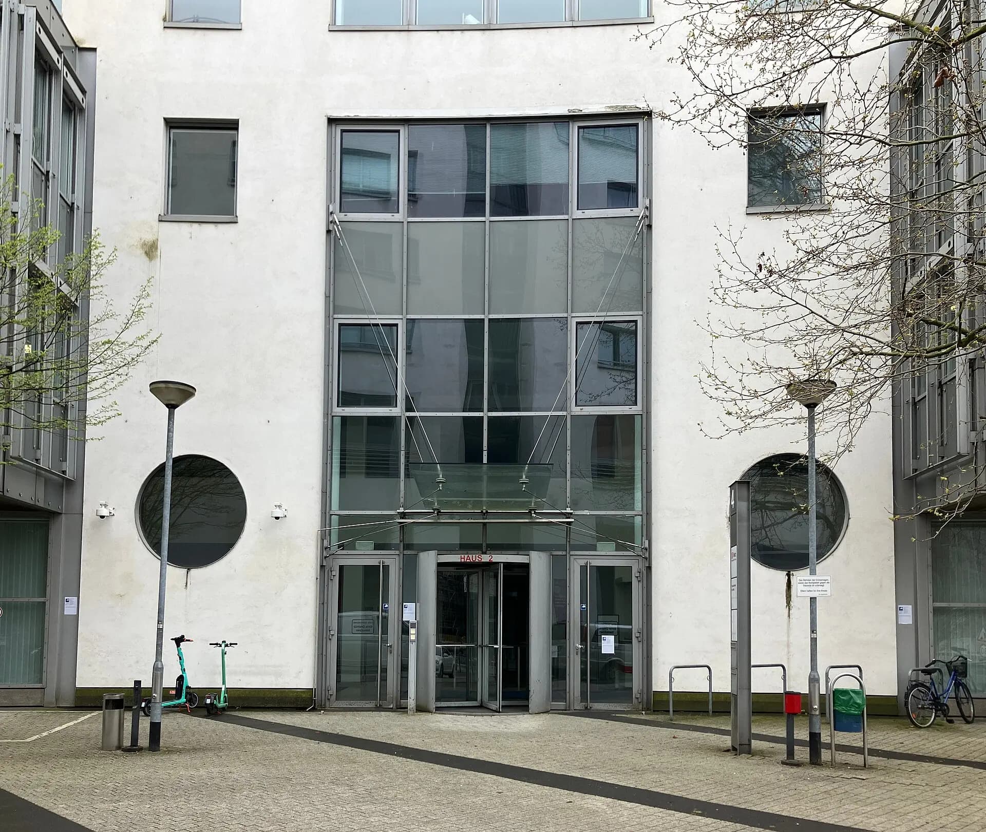 Gebäude am Pfarrer-Perabo-Platz im Frankfurter Gallus