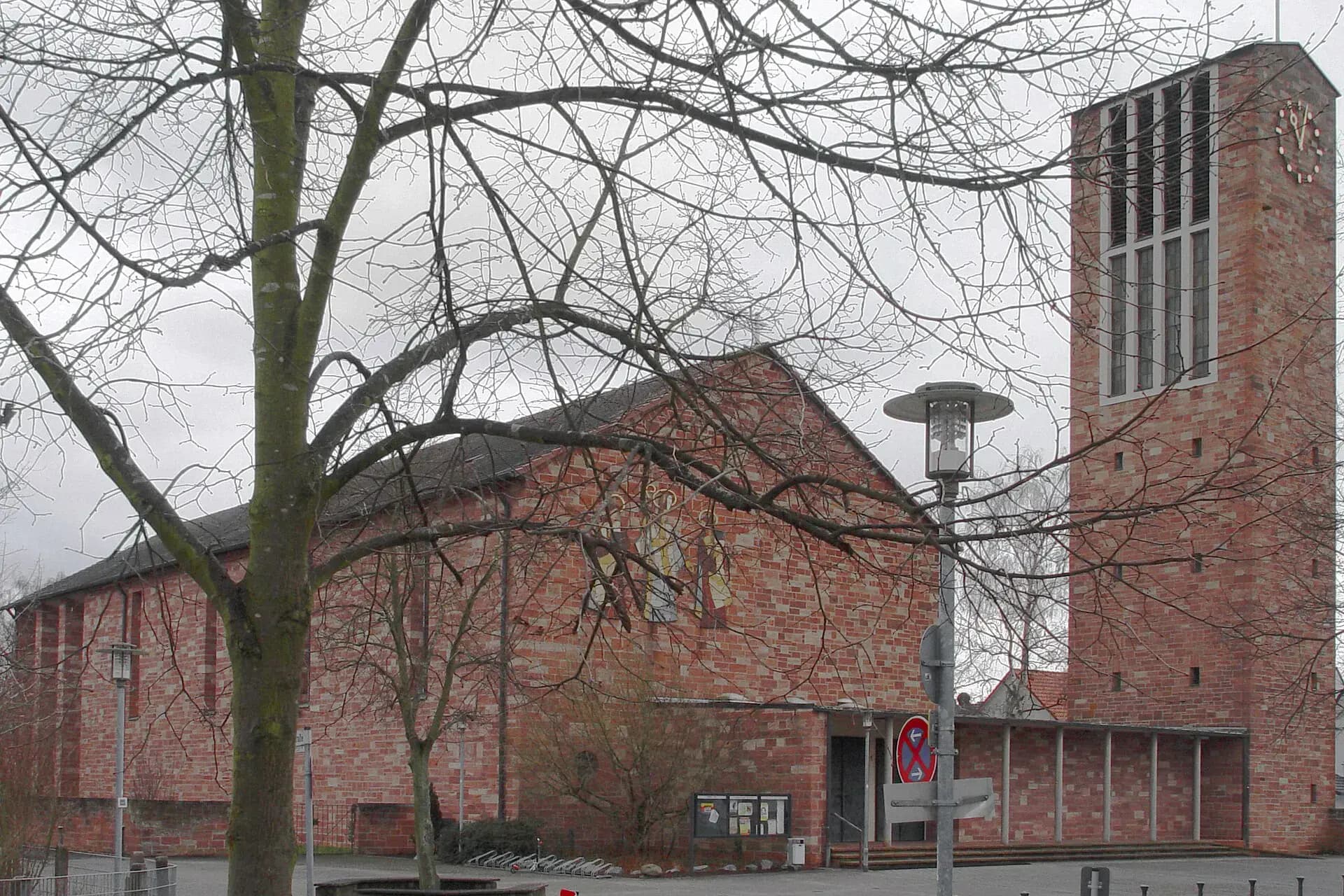 Backsteinkirche in der Pfarrer-Scherpf-Straße in Aschaffenburg