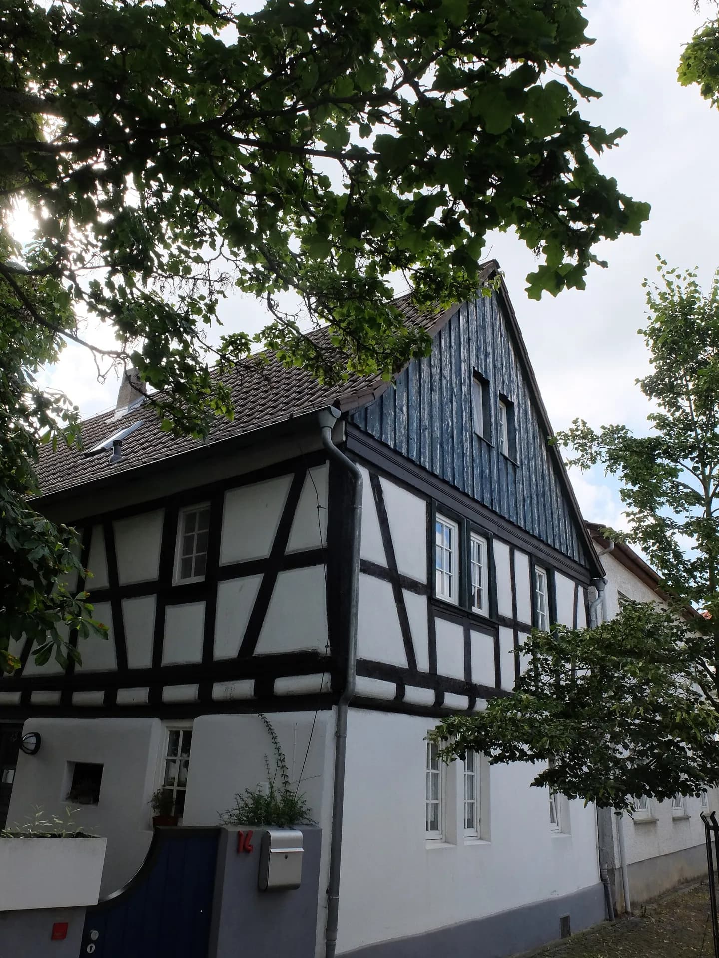 Schwarz-weißes Fachwerkhaus in der Pfarrgasse in Mühlheim am Main