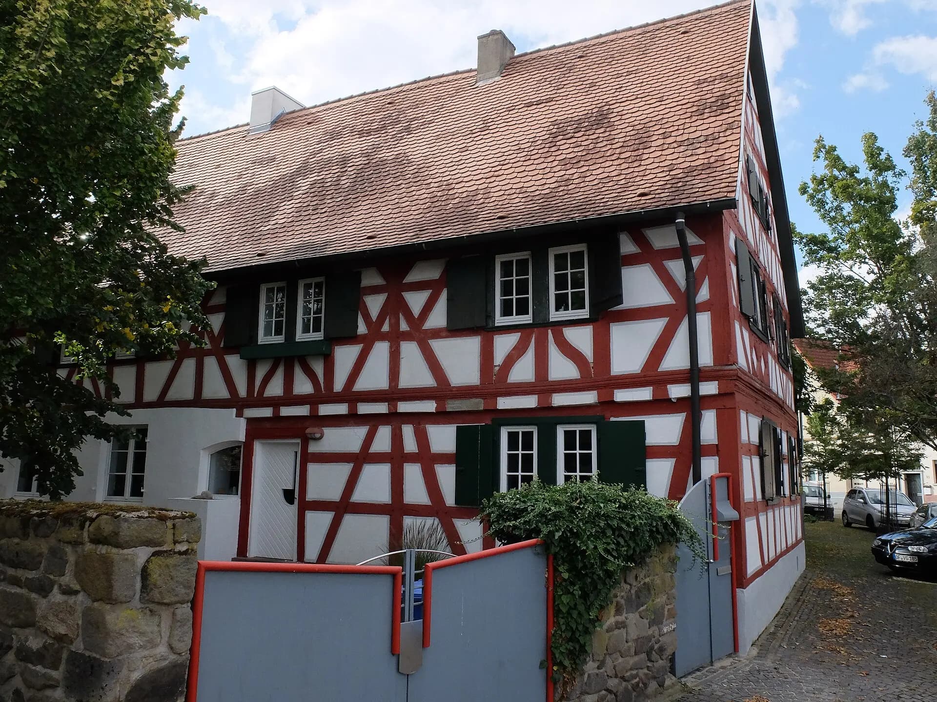 Rot-weißes Fachwerkhaus in der Pfarrgasse in Mühlheim am Main