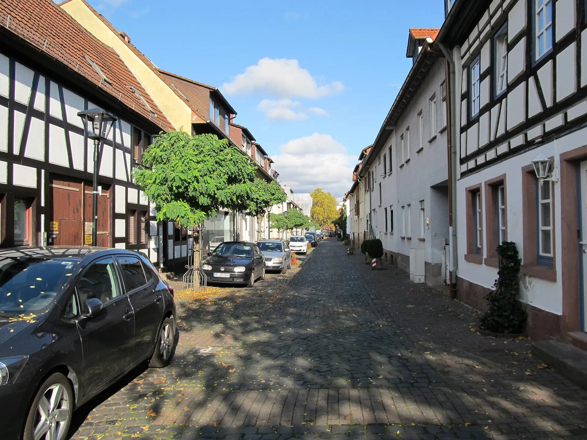 Pfarrgasse mit Fachwerkhäusern in Neu-Isenburg