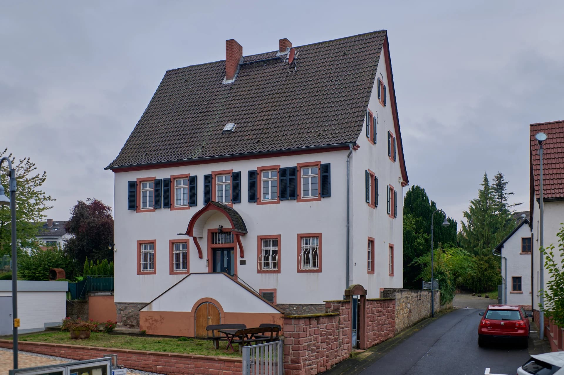 Barockes Pfarrhaus in der Pfarrgasse im Stadtteil Heldenbergen in Nidderau