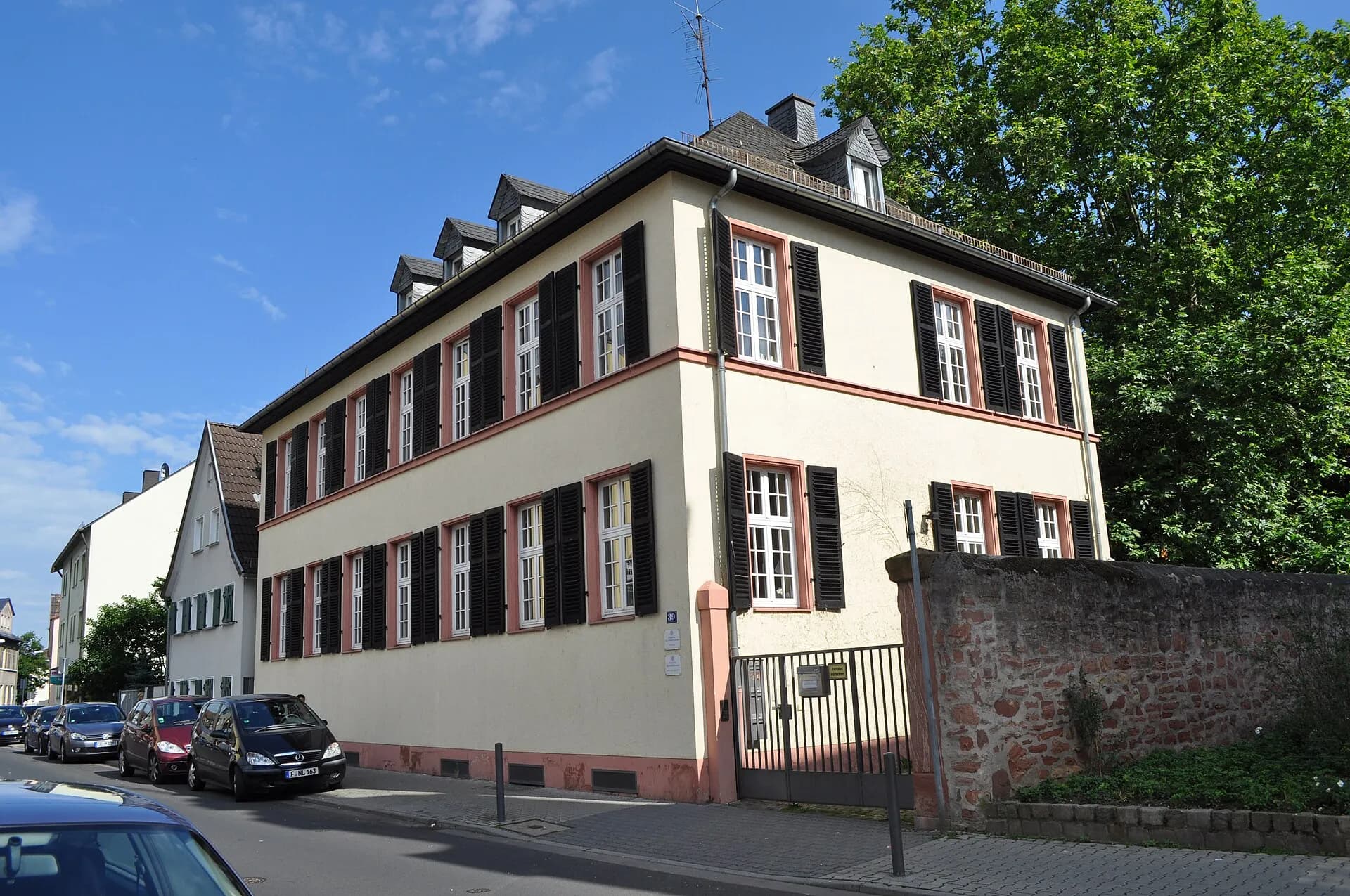 Pfarrhaus an der Kelsterbacher Straße in Frankfurt Niederrad