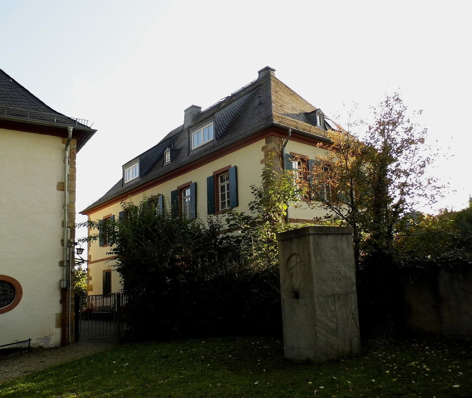 Rückseite des Pfarrhauses in Frankfurt-Preungesheim