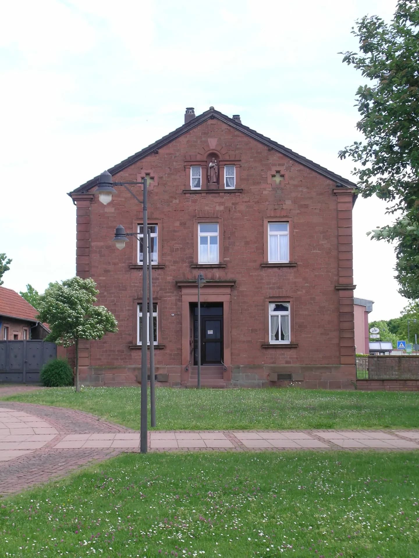Pfarrhaus aus rotem Buntsandstein in Wörth am Main
