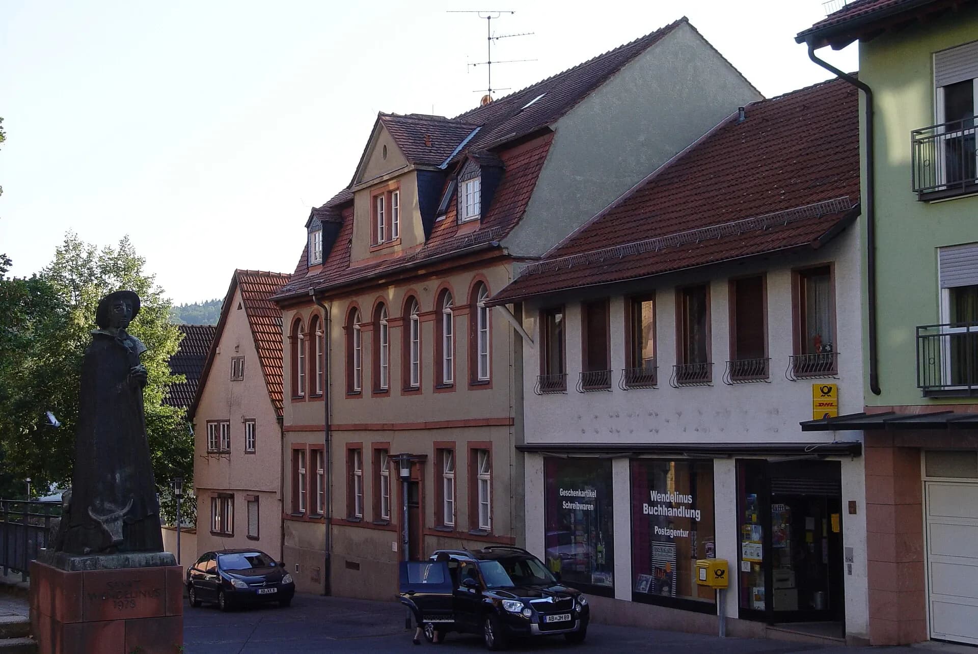 Pfarrhaus und Häuserzeile im Ortskern von Aschaffenburg-Schweinheim