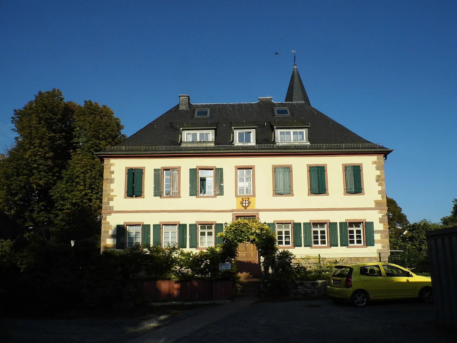 Pfarrhaus im Abendlicht in Frankfurt-Preungesheim