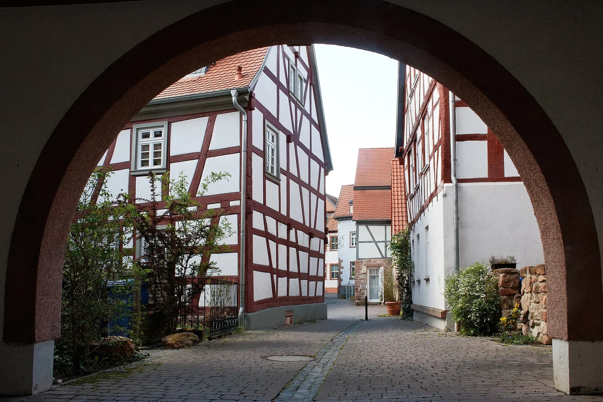Torbogen zum Pfarrhof in Groß-Umstadt