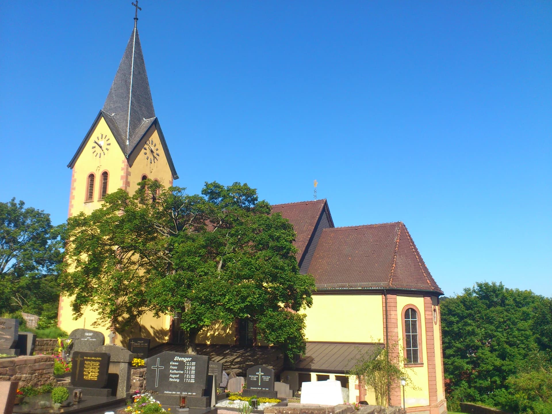 Pfarrkirche St. Lambertus und St. Sebastian mit Friedhof in Krombach