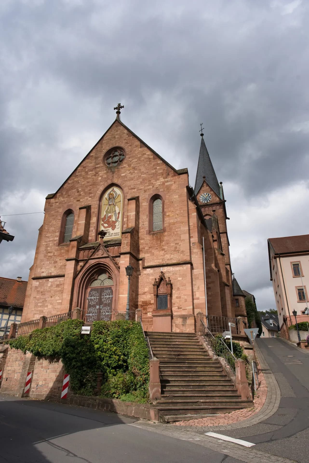 Pfarrkirche Mariä Himmelfahrt an der Hauptstraße in Glattbach