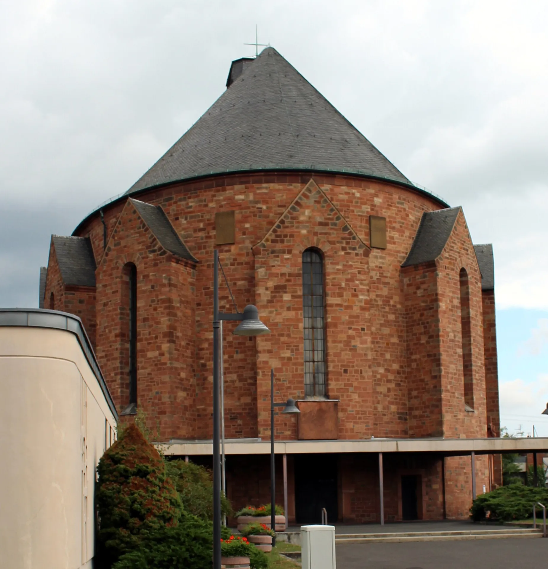 Katholische Pfarrkirche Maria Rosenkranzkönigin in Stockstadt am Main