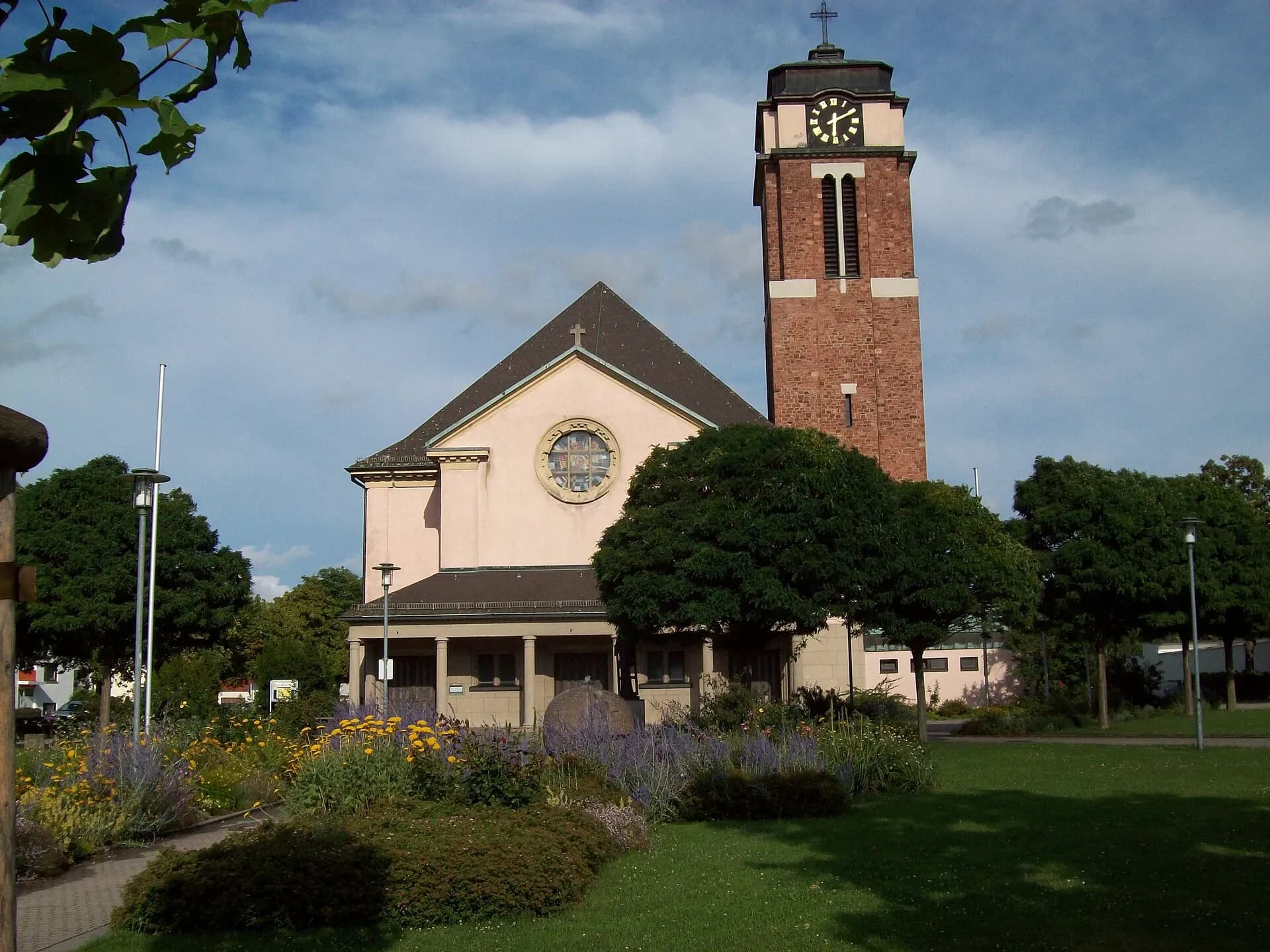 Pfarrkirche Sankt Laurentius an der Kirchstraße in Aschaffenburg-Leider