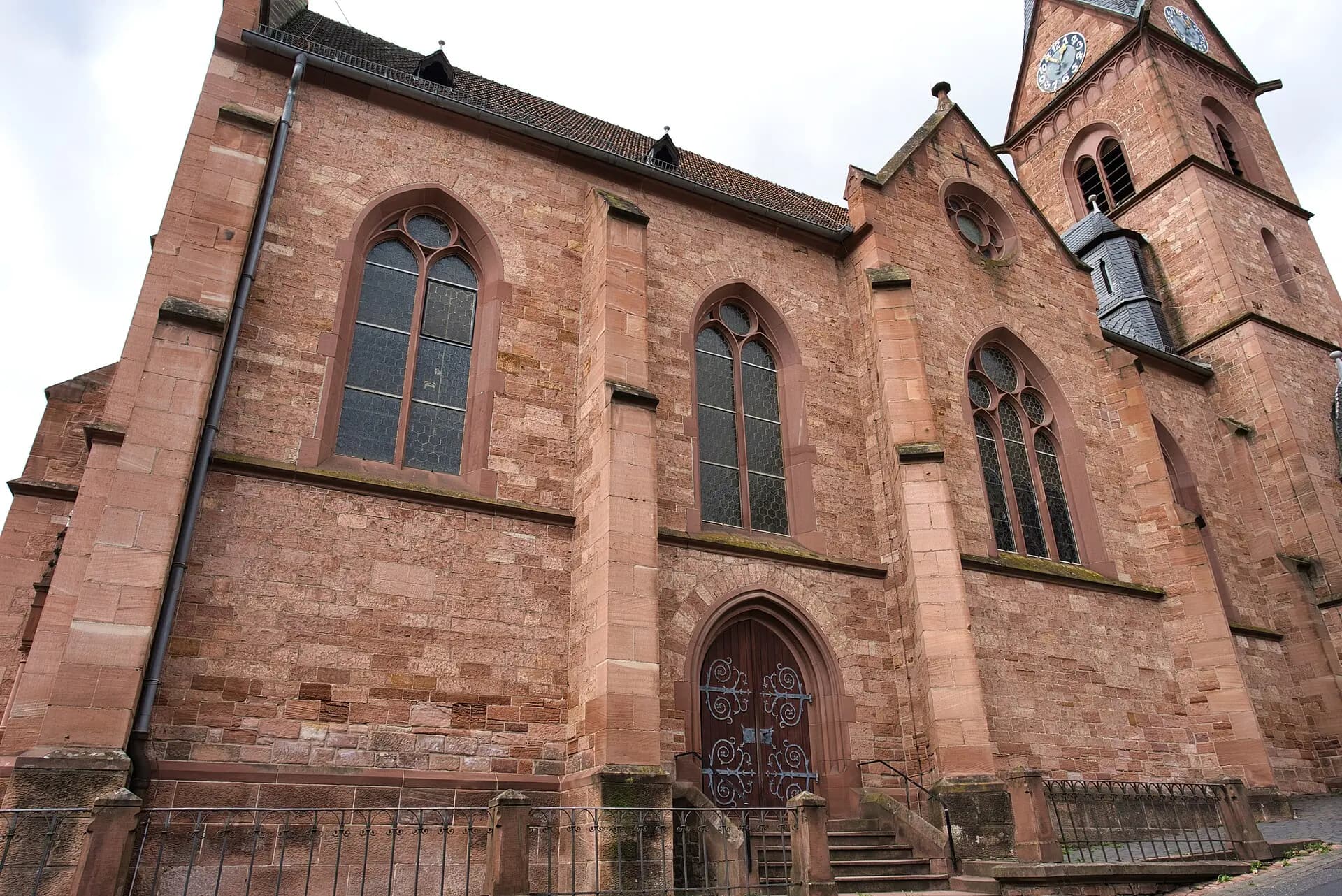 Pfarrkirche Mariä Himmelfahrt in Glattbach von der Seite