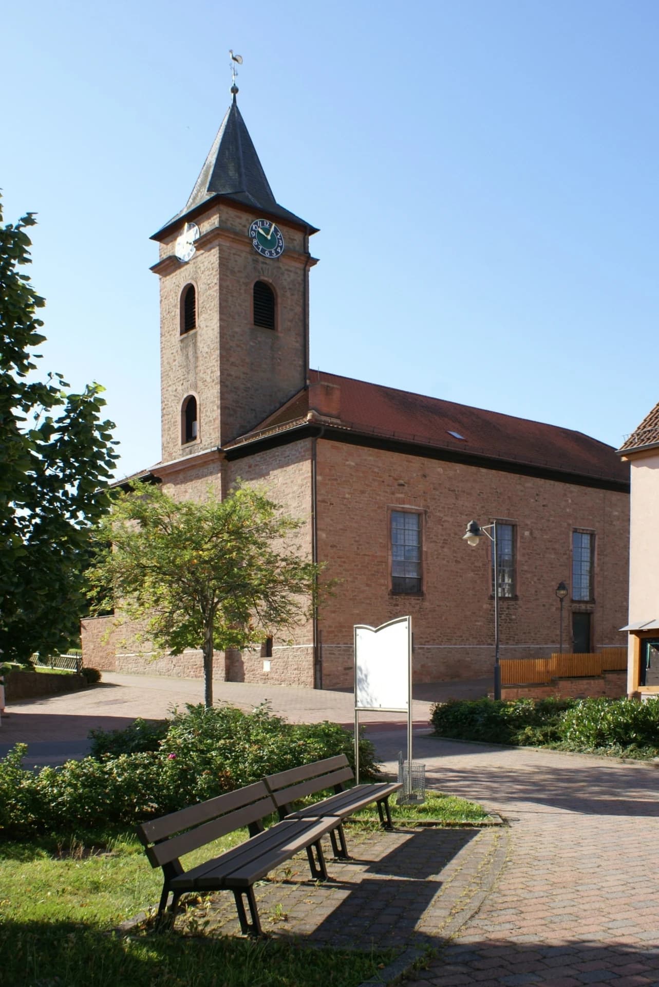 Kirchplatz an der Pfarrkirche St. Josef in Kleinkahl
