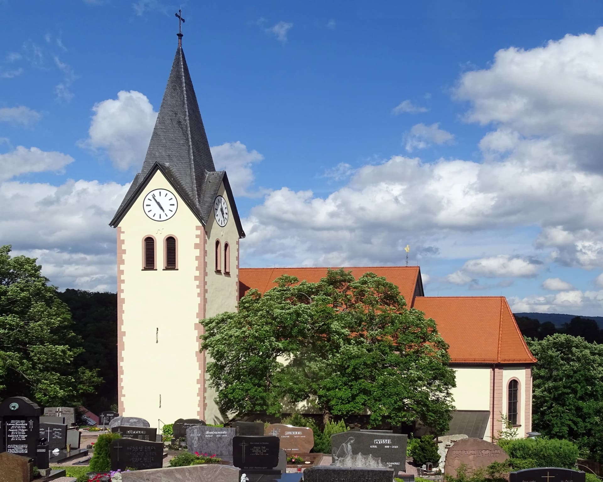 Katholische Pfarrkirche St. Lambertus und St. Sebastian in Krombach