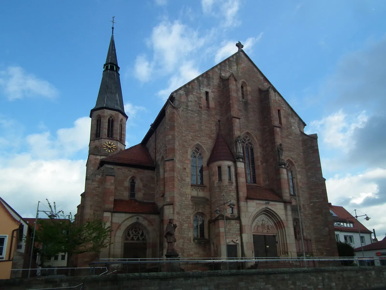 Pfarrkirche St. Michael in Hösbach mit Vorplatz