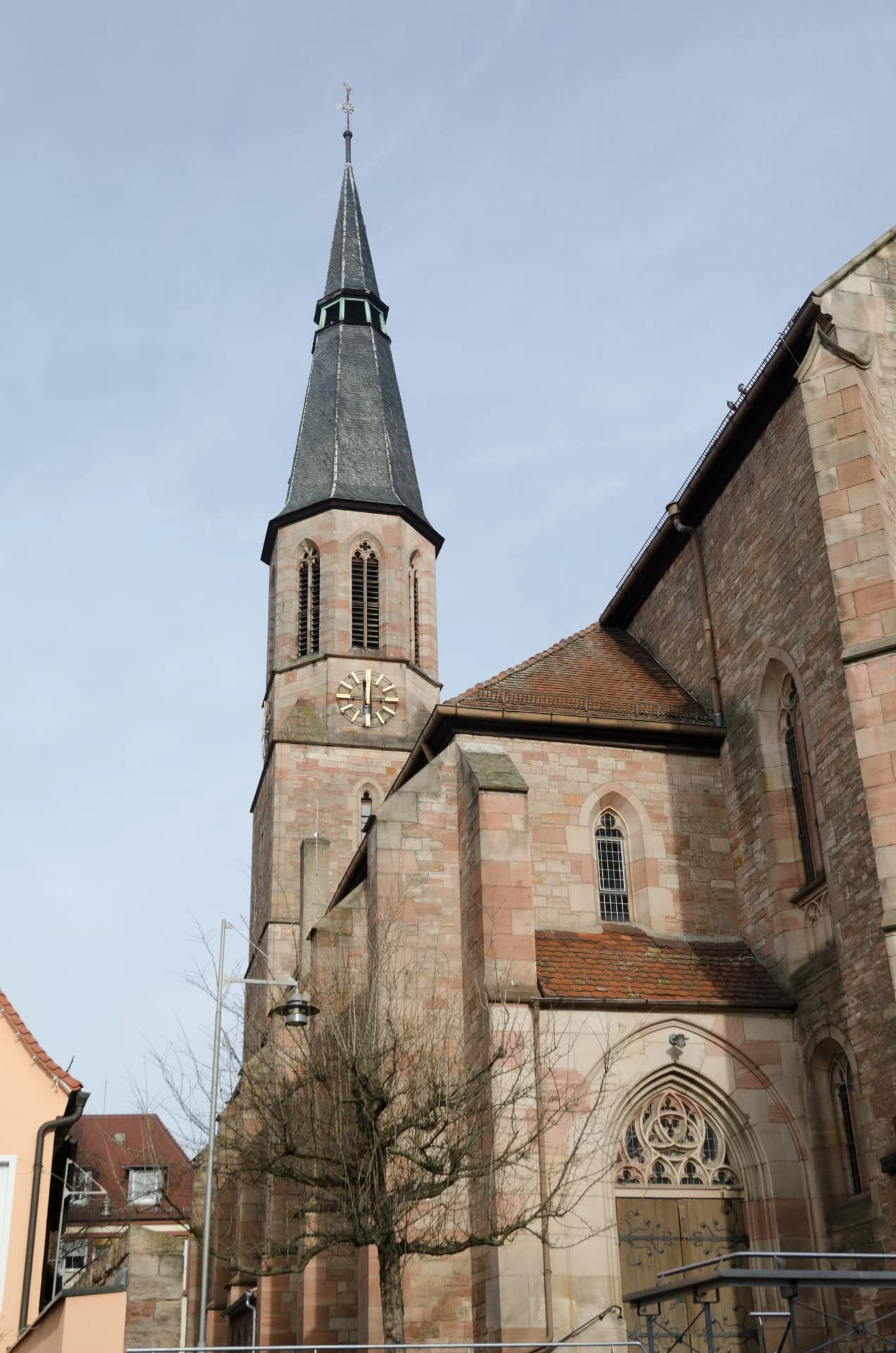 Turm der Pfarrkirche St. Michael in Hösbach