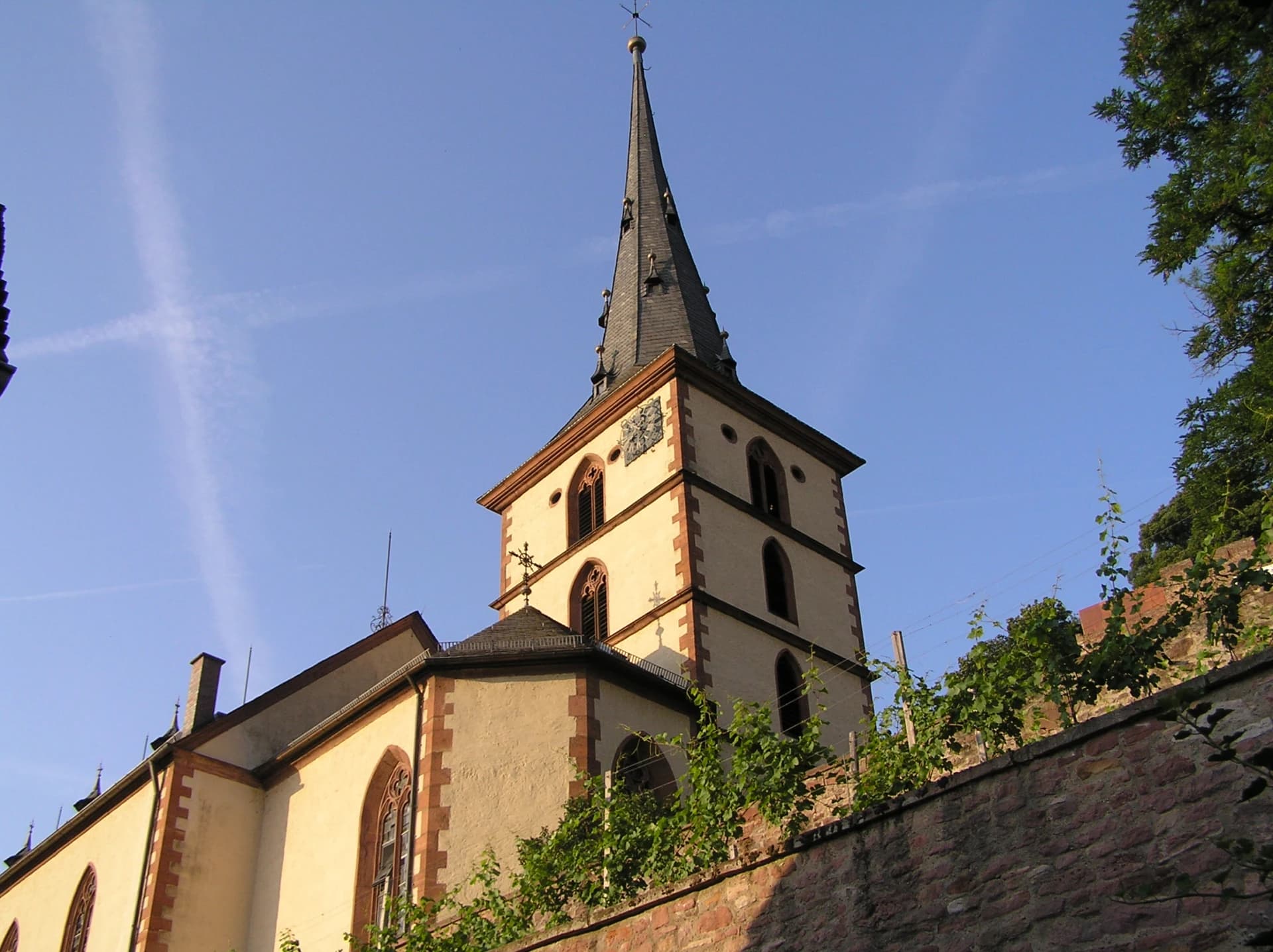 Pfarrkirche St. Pankratius unterhalb der Weinberge in Klingenberg am Main